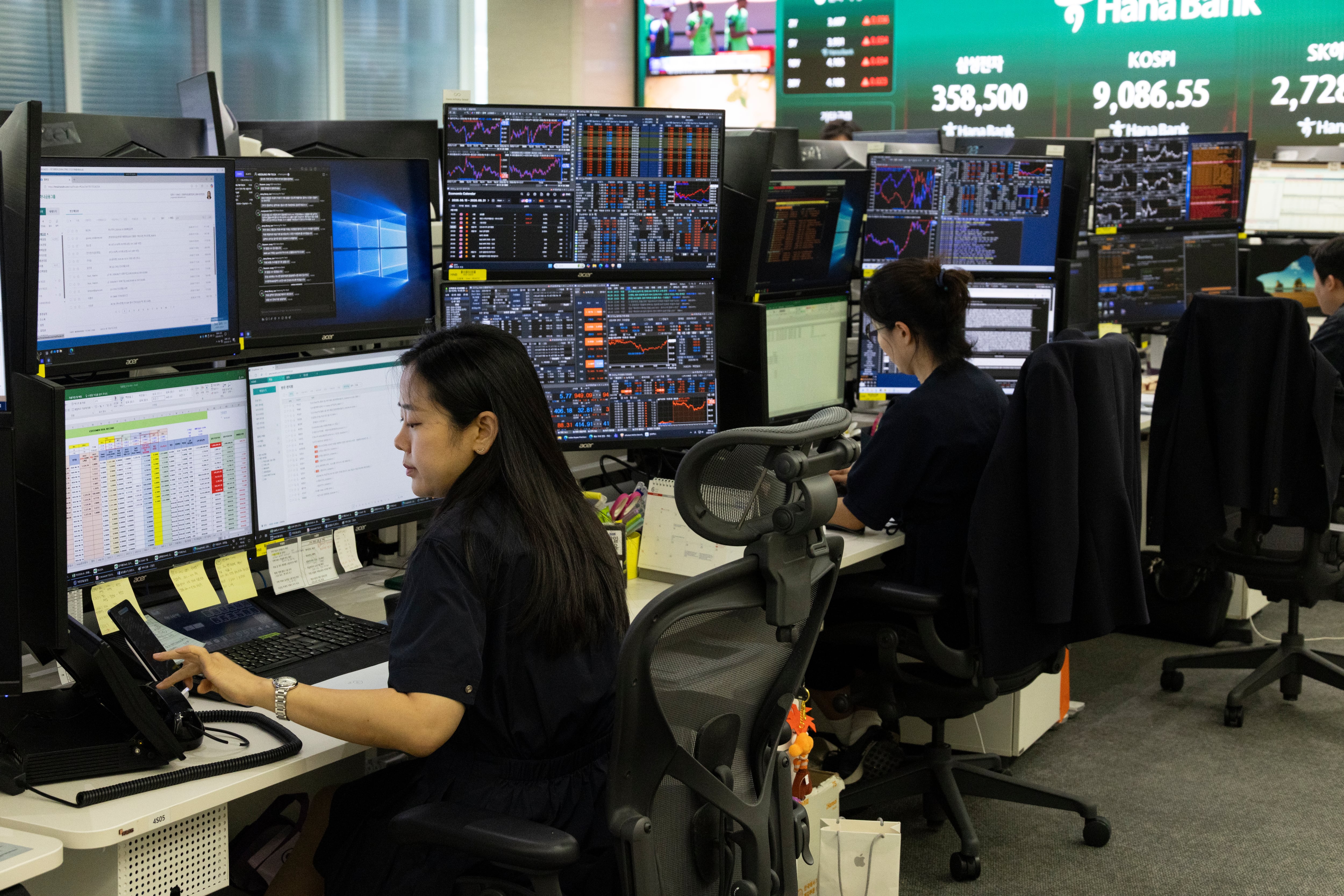 Los operadores surcoreanos trabajan frente a monitores en el Hana Bank, en Seúl, Corea del Sur, el 18 de junio de 2026. EFE/EPA/JEON HEON-KYUN 