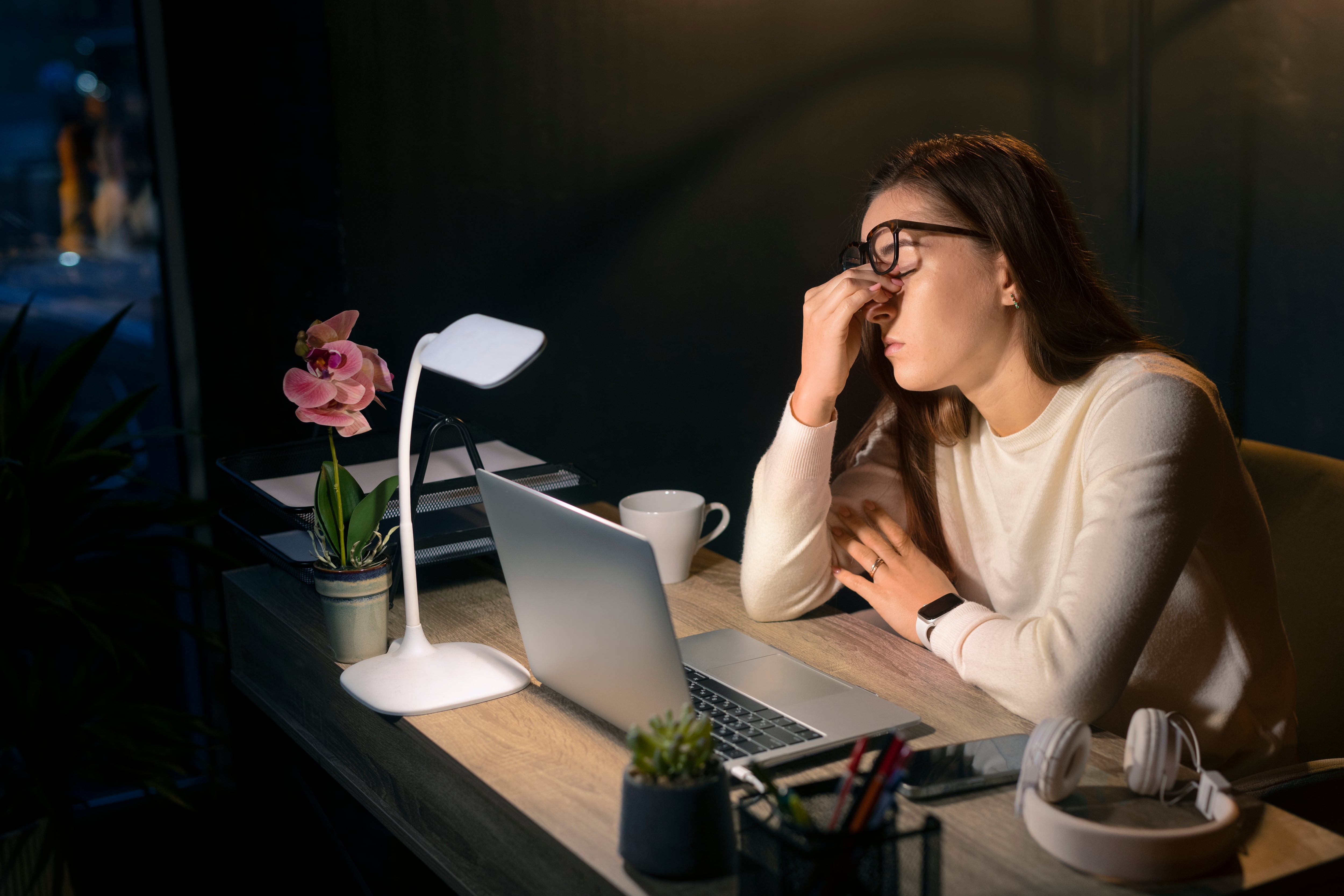Los síntomas más comunes incluyen irritabilidad, apatía, rumiación, insomnio y molestias digestivas. (Freepik)