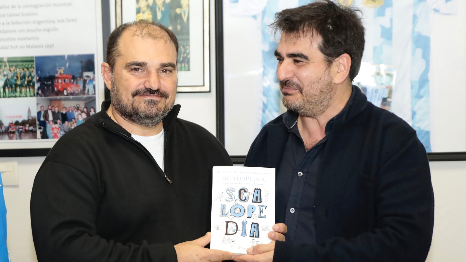 Mauro Scaloni junto al autor Javier Acuña con un ejemplar de la