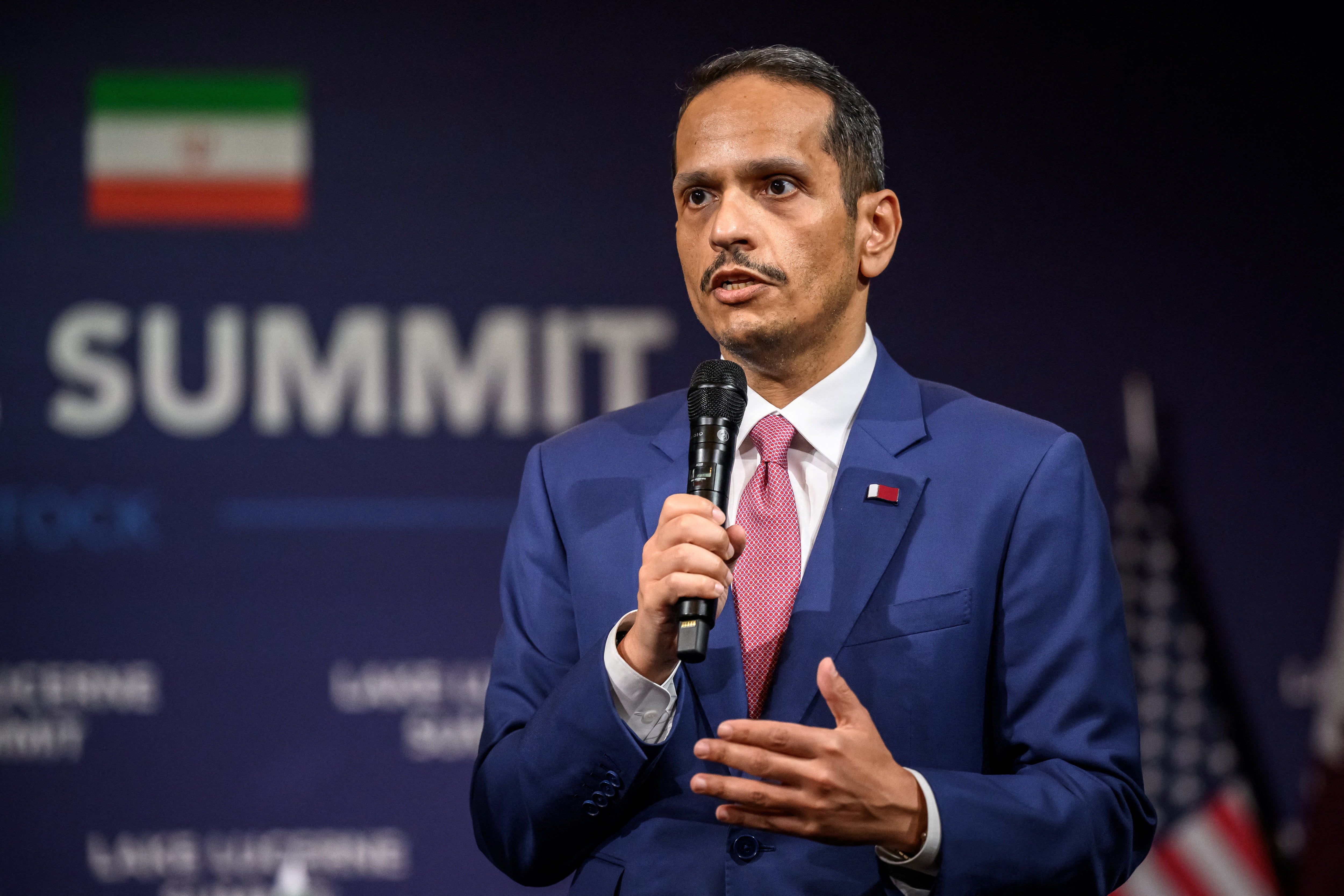 El primer ministro de Qatar, el jeque Mohammed bin Abdulrahman bin Jassim al-Thani, interviene antes de una reunión cuatripartita entre Estados Unidos, Irán, Pakistán y Qatar en el complejo hotelero de lujo Burgenstock (REUTERS)