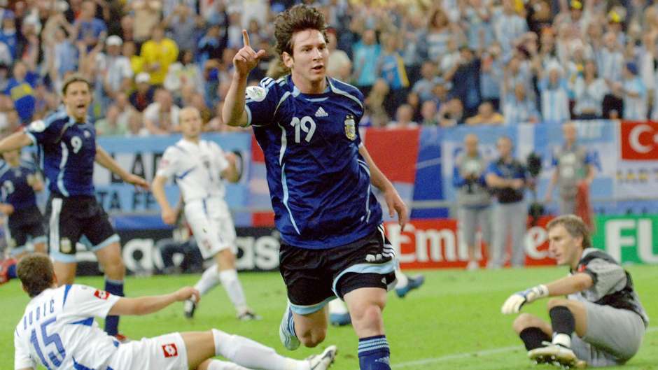 El 16/6/2006, Lionel Messi marcó su primer gol en un Mundial. Fue ante Serbia y Montenegro por la segunda fecha de la fase de grupos. La Pulga definió cruzado ante la salida del arquero luego de ser asistido por Carlos Tevez