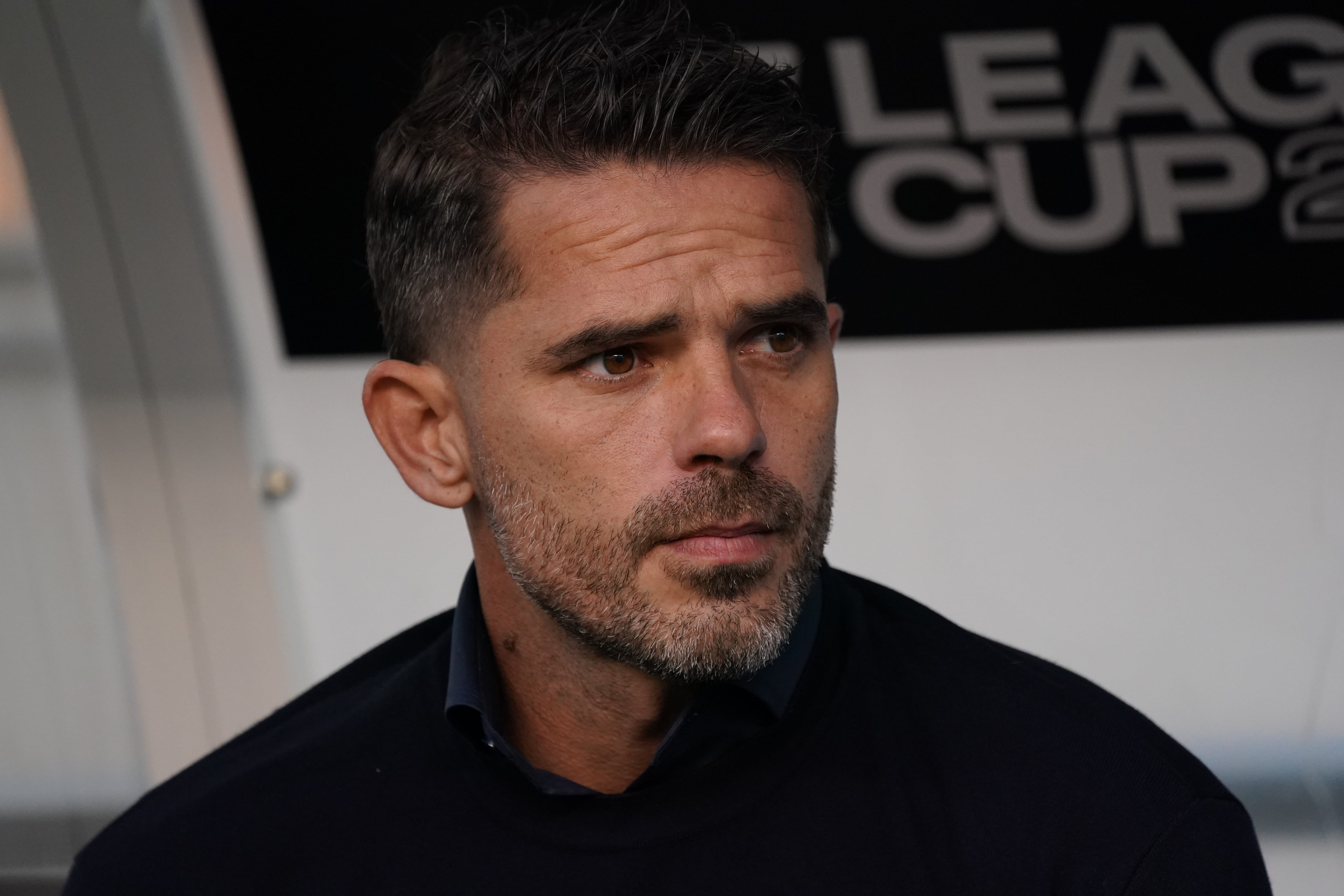 El ex futbolista de 40 años experimentó molestias antes de un partido y decidió dirigirlo pese a los síntomas (Reuters)