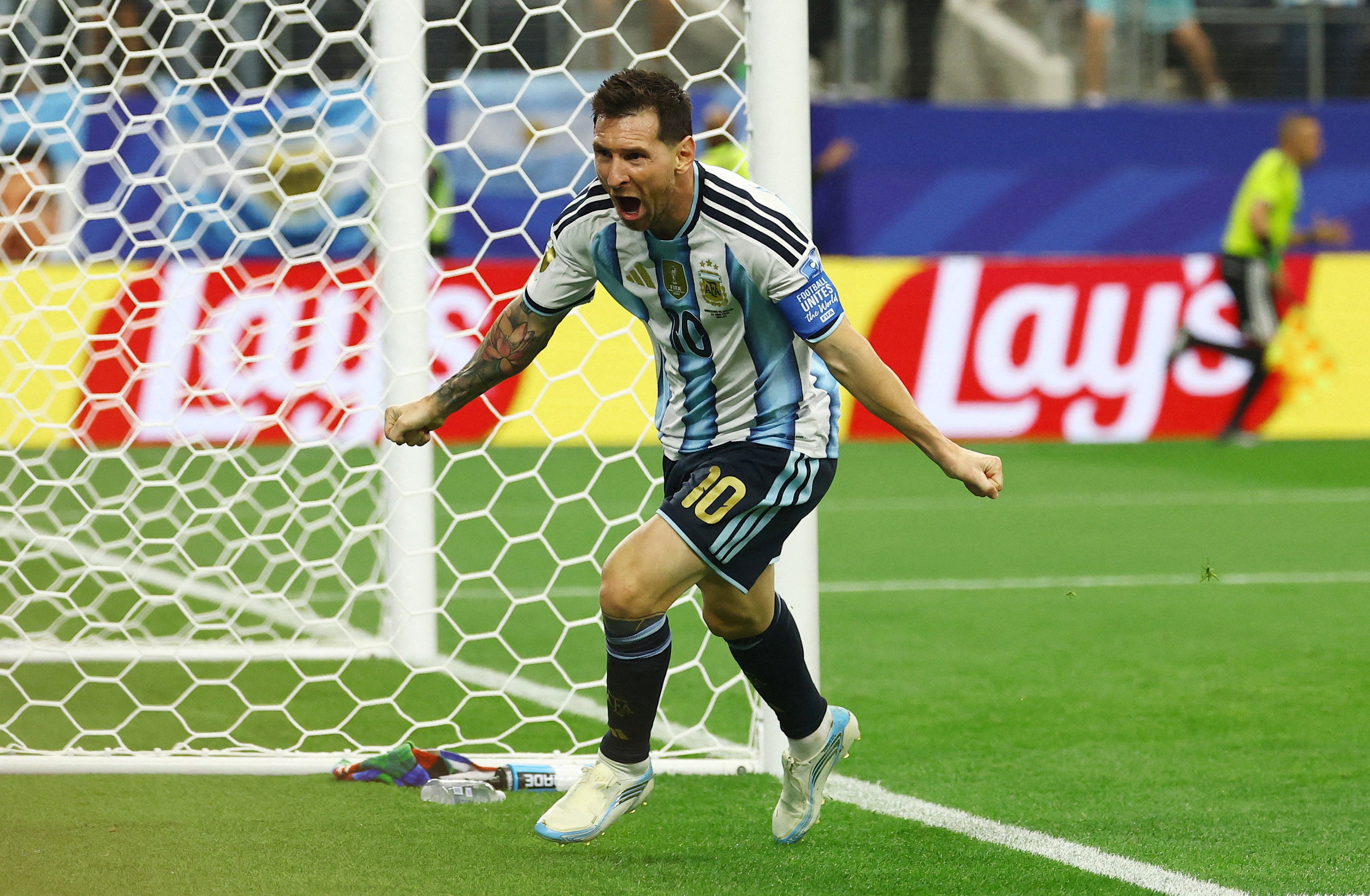 La jornada concentra los natalicios de Lionel Messi, Juan Román Riquelme, Juan Manuel Fangio, Duki, Ernesto Sabato y Juan Bautista Cabral, y recuerda las muertes de Carlos Gardel y Rodrigo Bueno - REUTERS/Kai Pfaffenbach