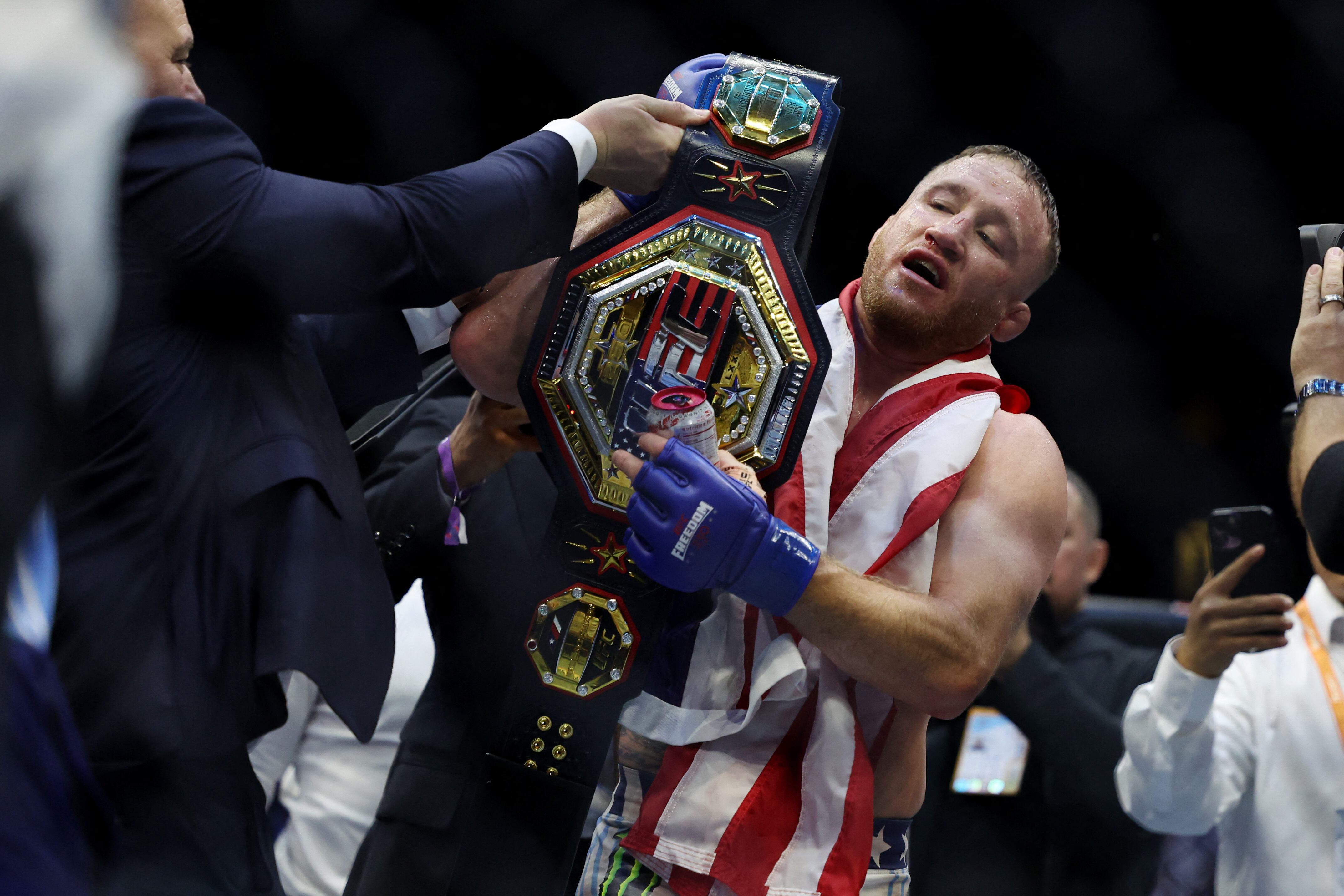 El golpe más duro llegó en el último asalto y dejó al peleador con el rostro ensangrentado y una hinchazón marcada - Credit: Amber Searls-Imagn Images