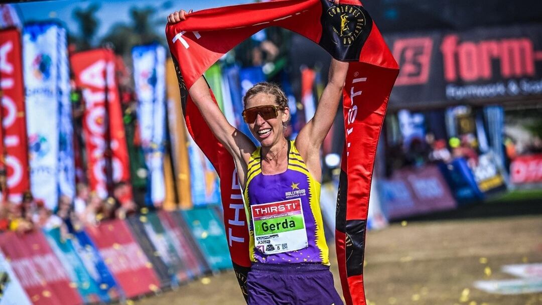 La atleta Gerda Steyn celebra su victoria en el Comrades Marathon tras establecer un nuevo récord de recorrido con un tiempo de 5 horas, 44 minutos y 53 segundos (Instagram: Comrades Marathon)