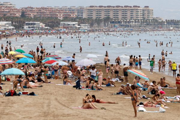 Refugios climáticos, riesgos sanitarios y cambios en la vida urbana ante la ola de calor en Francia