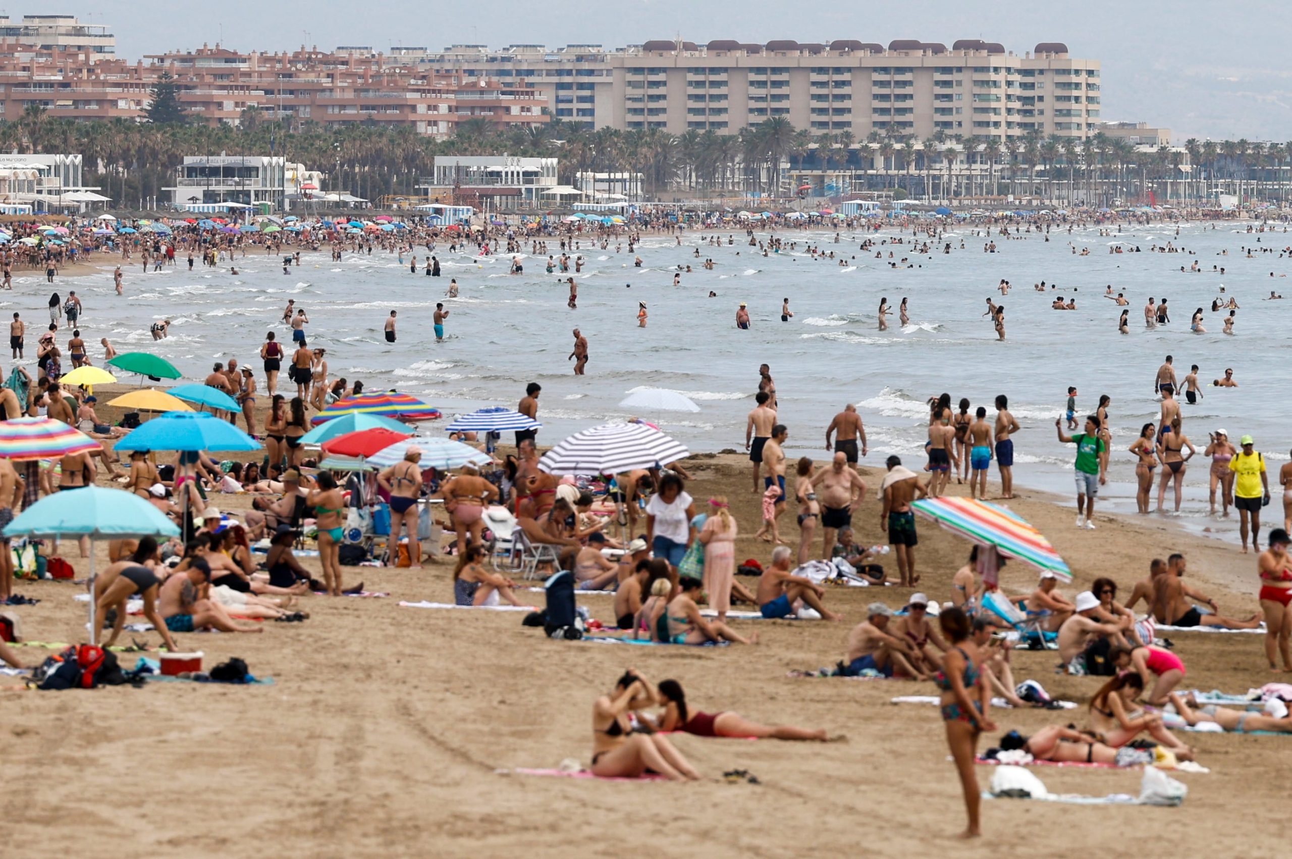 Refugios climáticos, riesgos sanitarios y cambios en la vida urbana ante la ola de calor en Francia
