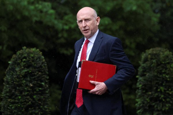 Renunció por sorpresa el secretario de Defensa británico, John Healey