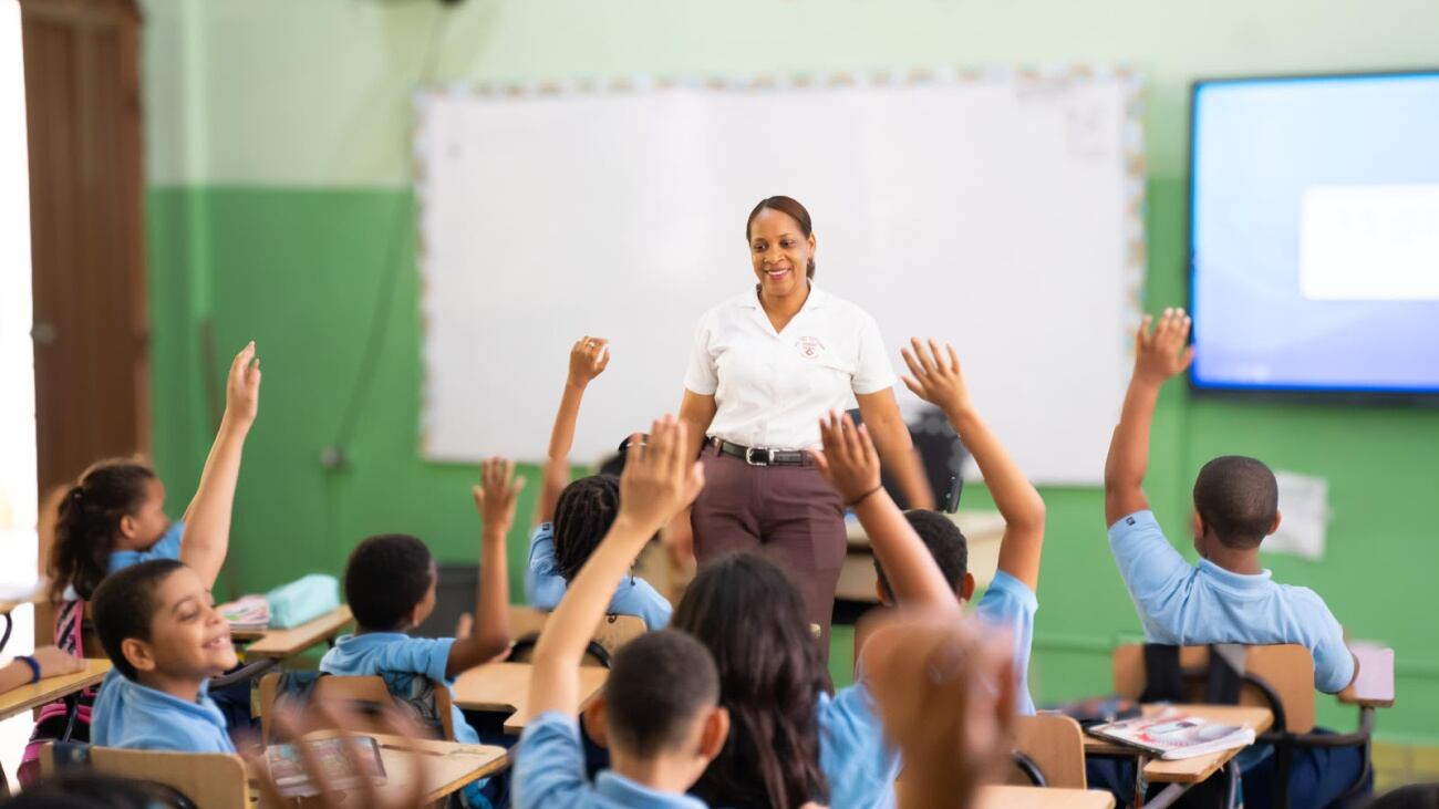 La fabricación nacional de calzado escolar se consolidó como prioridad del Gobierno de República Dominicana para el próximo ciclo lectivo. (Foto cortesía Presidencia de República Dominicana)