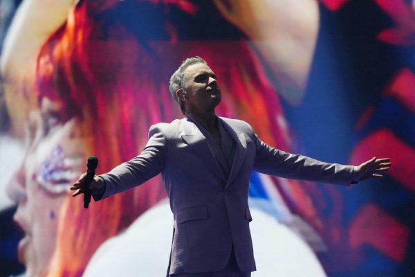 Robbie Williams levantó una camiseta argentina en pleno show y alentó por Lionel Messi: el video