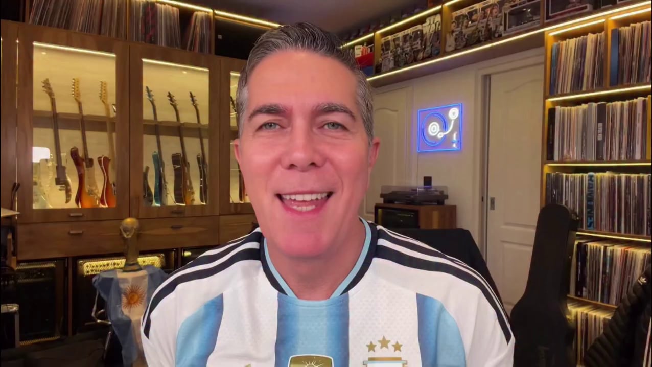 La iniciativa de Rodolfo Barili propuso que los argentinos le canten a Lionel Messi en aulas, trabajos, colectivos y hogares