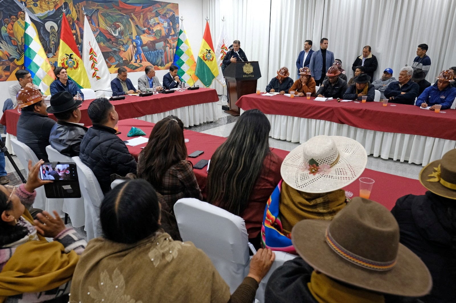 El presidente de Bolivia, Rodrigo Paz, habla el día en que firma un acuerdo con la Central Obrera Boliviana (COB) tras 50 días de protestas antigubernamentales (REUTERS/Presidencia de Bolivia)
