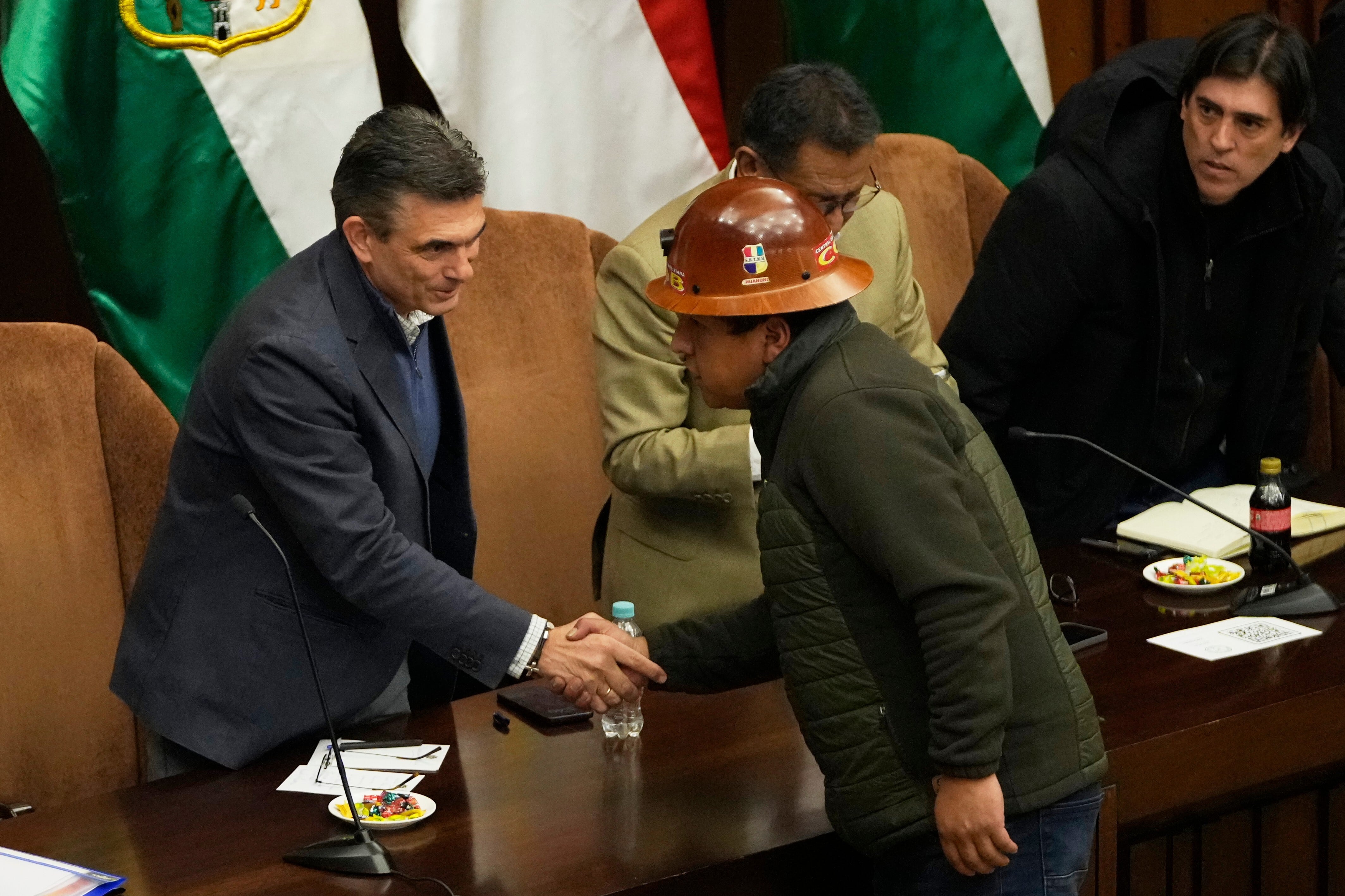 El presidente boliviano Rodrigo Paz, a la izquierda, estrecha la mano de Mario Argollo, líder de la Central Obrera Boliviana (COB), en La Paz, Bolivia, el miércoles 17 de junio de 2026, tras semanas de protestas y bloqueos de carreteras en todo el país (AP Foto/Juan Karita)