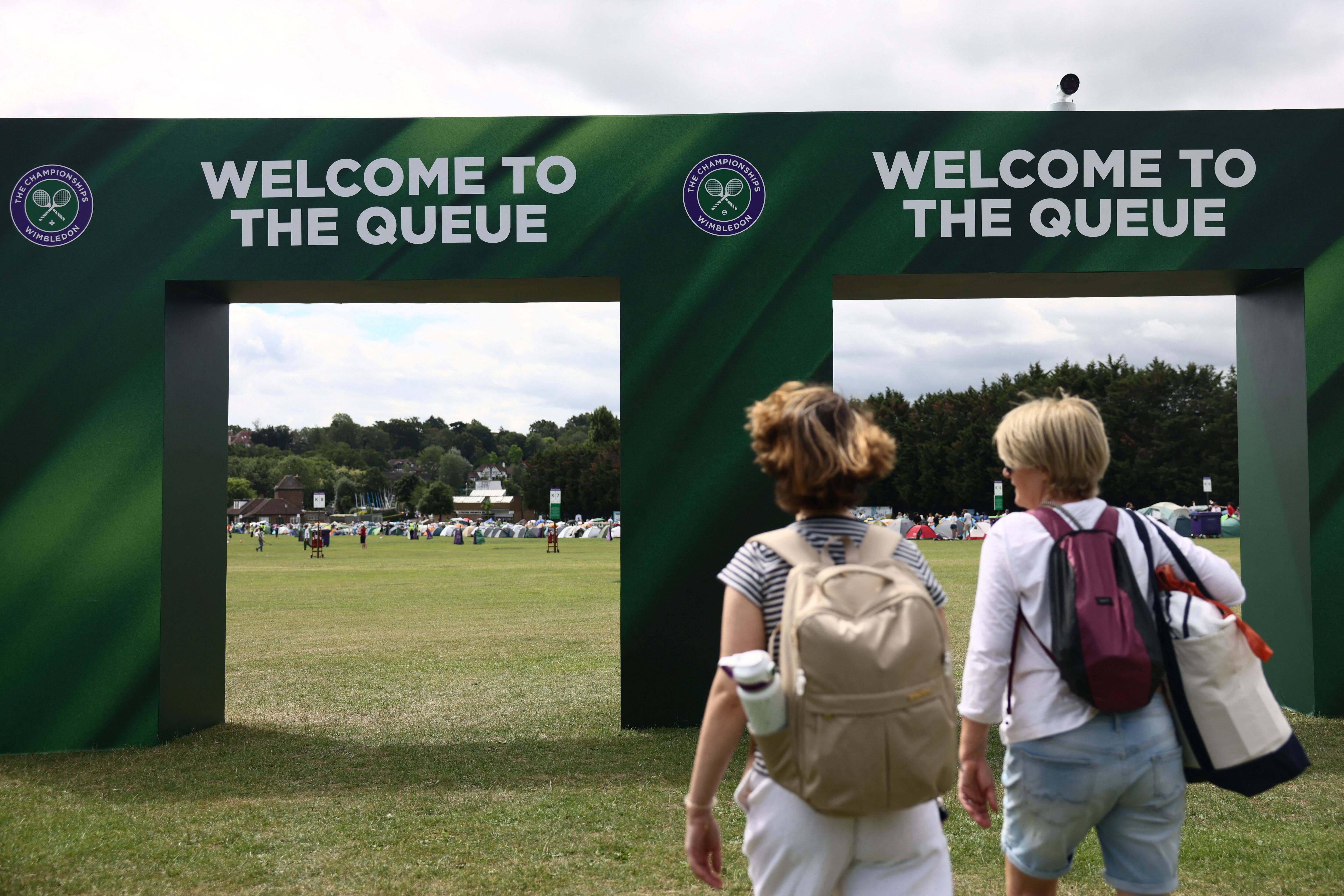 Fanáticos del tenis llegan para acampar en Wimbledon, antes del inicio de la edición 2026 (Crédito: Reuters)
