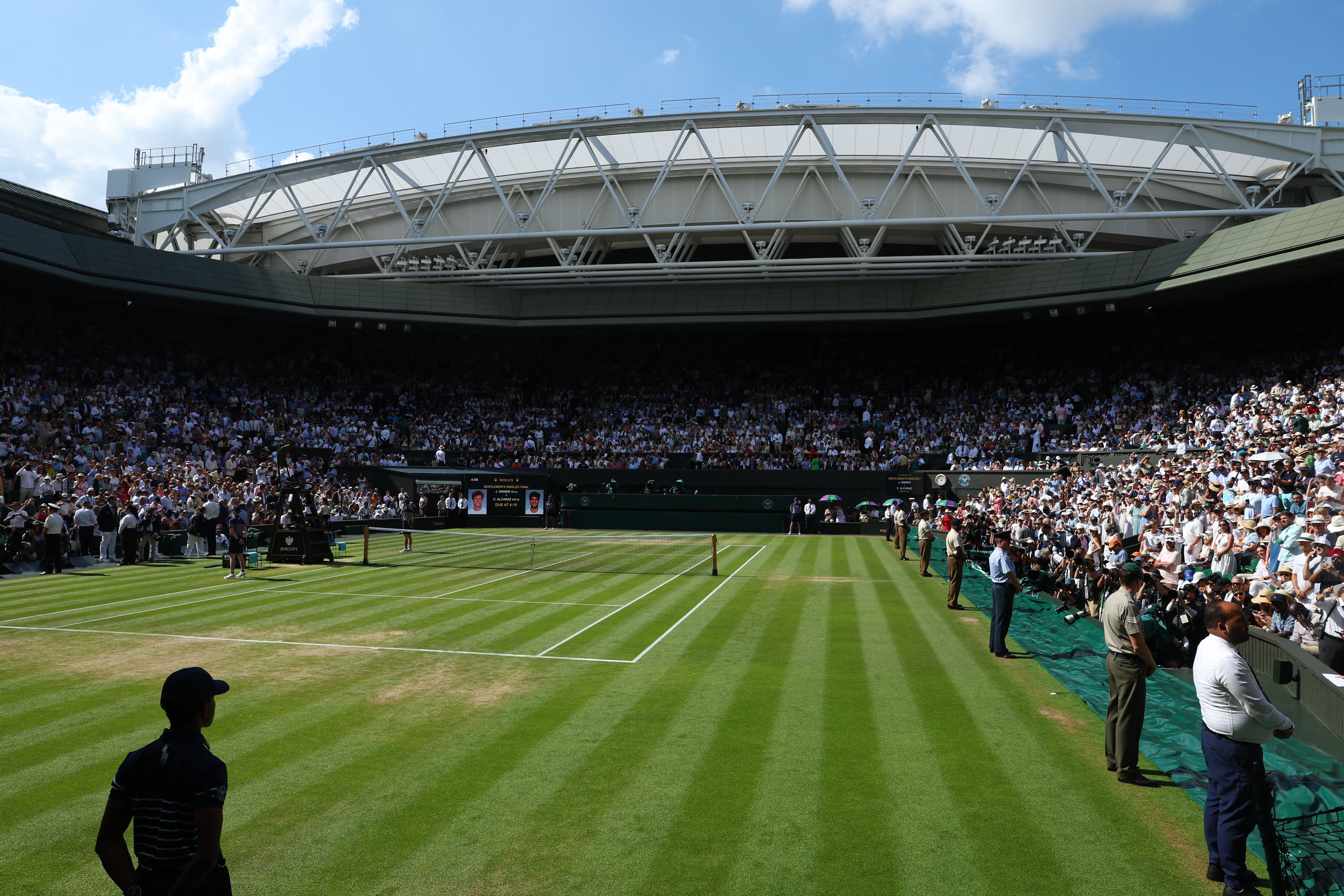 El court central de Wimbledon repleto antes de la final de 2025 entre Jannik Sinner y Carlos Alcaraz. El italiano fue campeón (Crédito: REUTERS/Toby Melville)