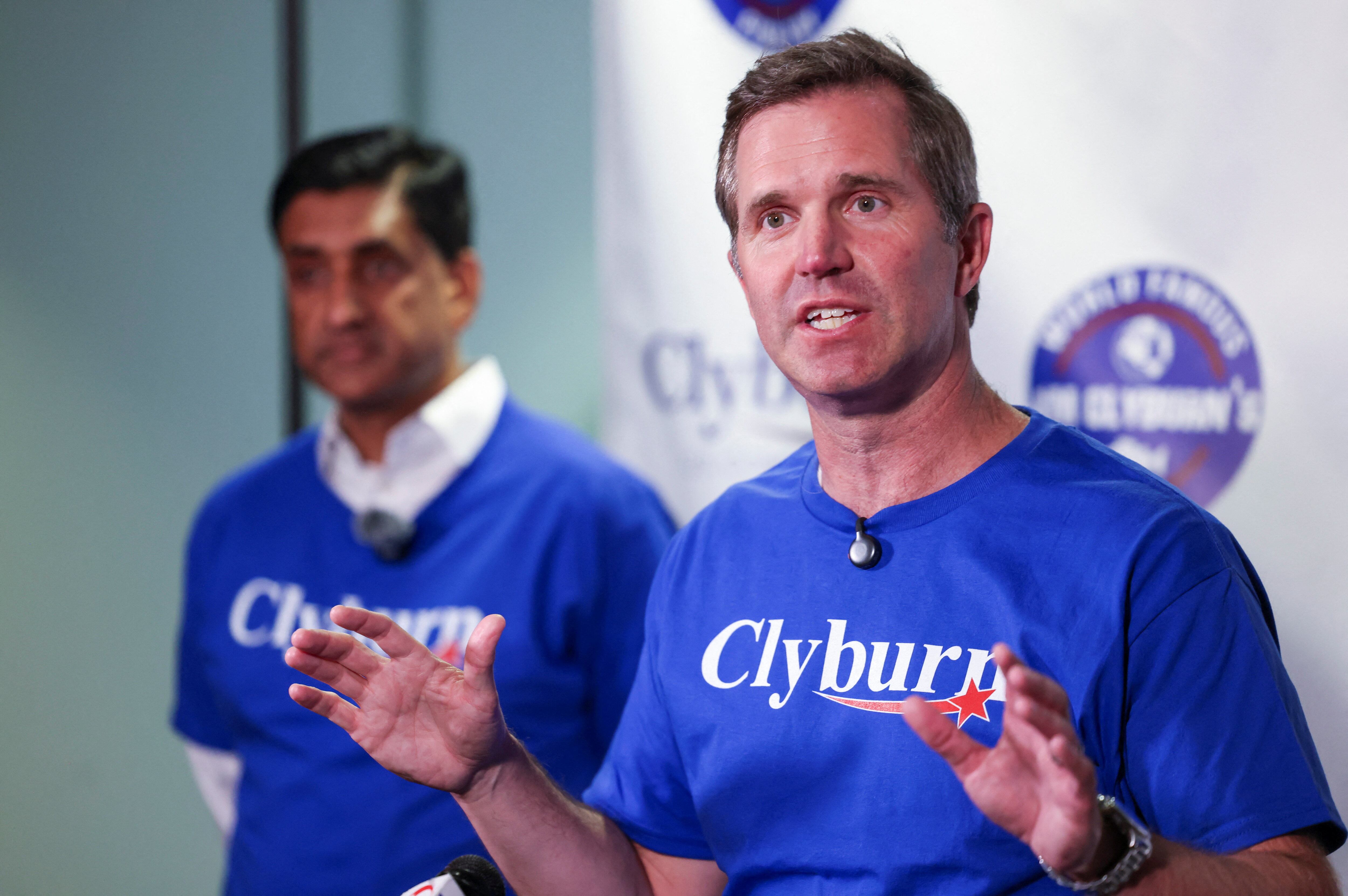 El gobernador de Kentucky, Andy Beshear, habla en la anual y mundialmente famosa 
