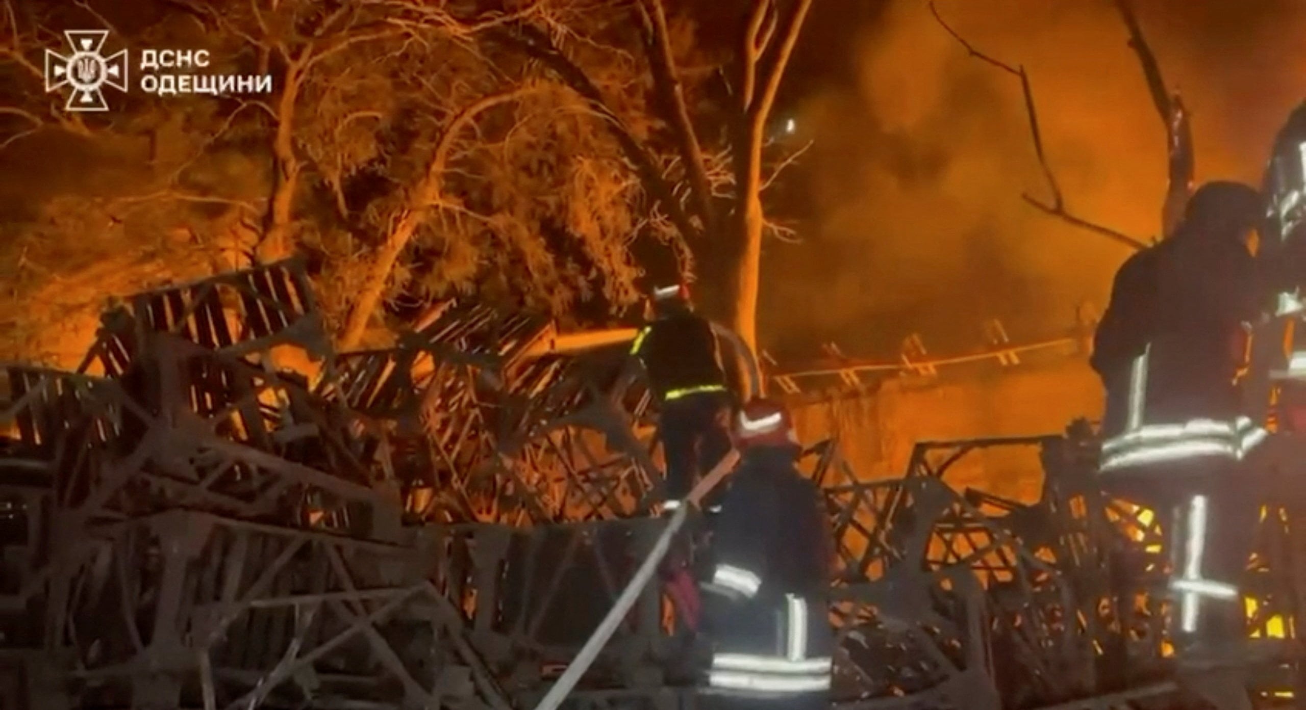 El viceprimer ministro ucraniano, Oleksi Kuleba, informó que un ataque con drones incendió una embarcación mercante que navegaba bajo bandera panameña en el mar Negro (REUTERS)