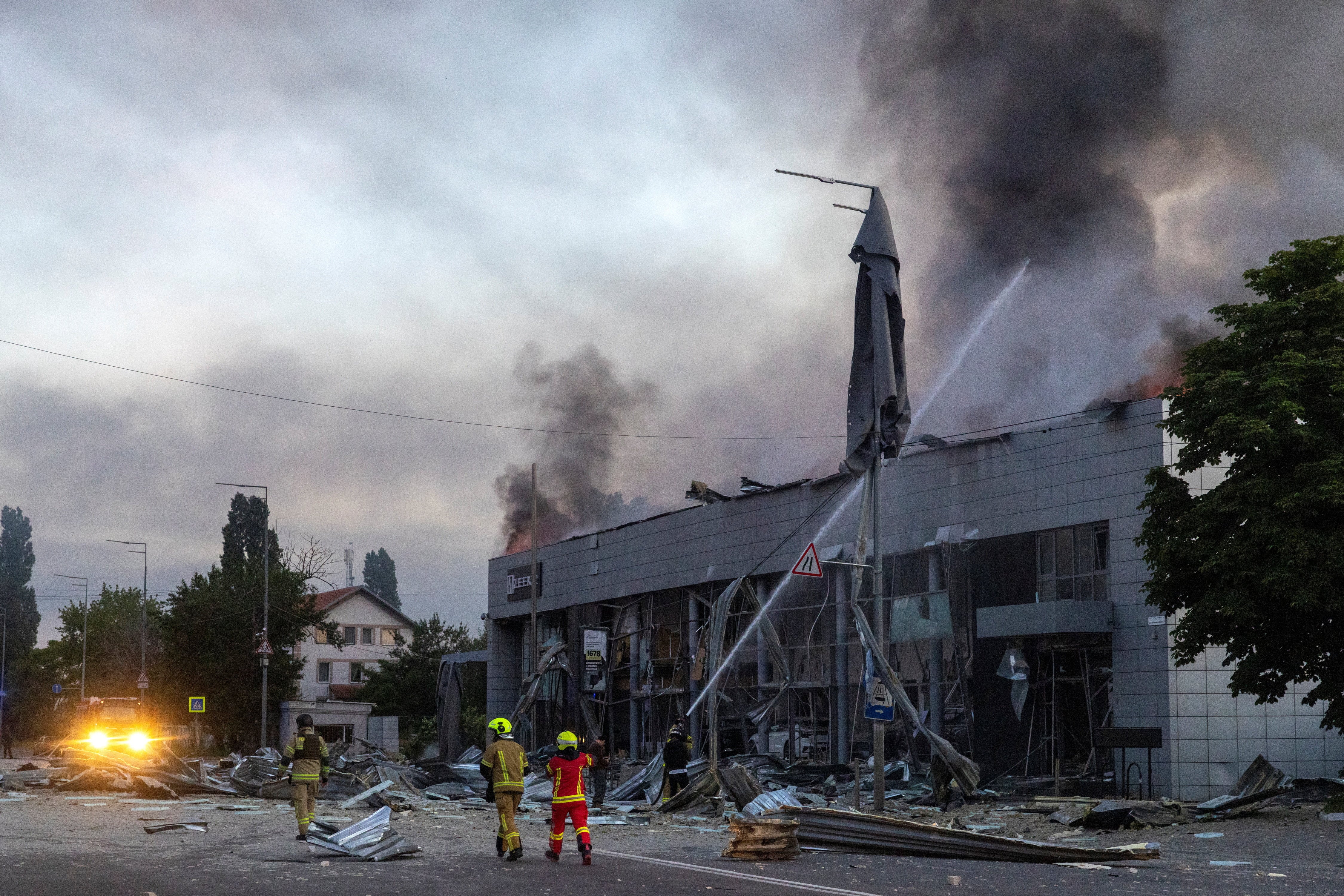 Los bombardeos causaron daños en edificios residenciales y otras infraestructuras civiles en ocho distritos de la ciudad (REUTERS)