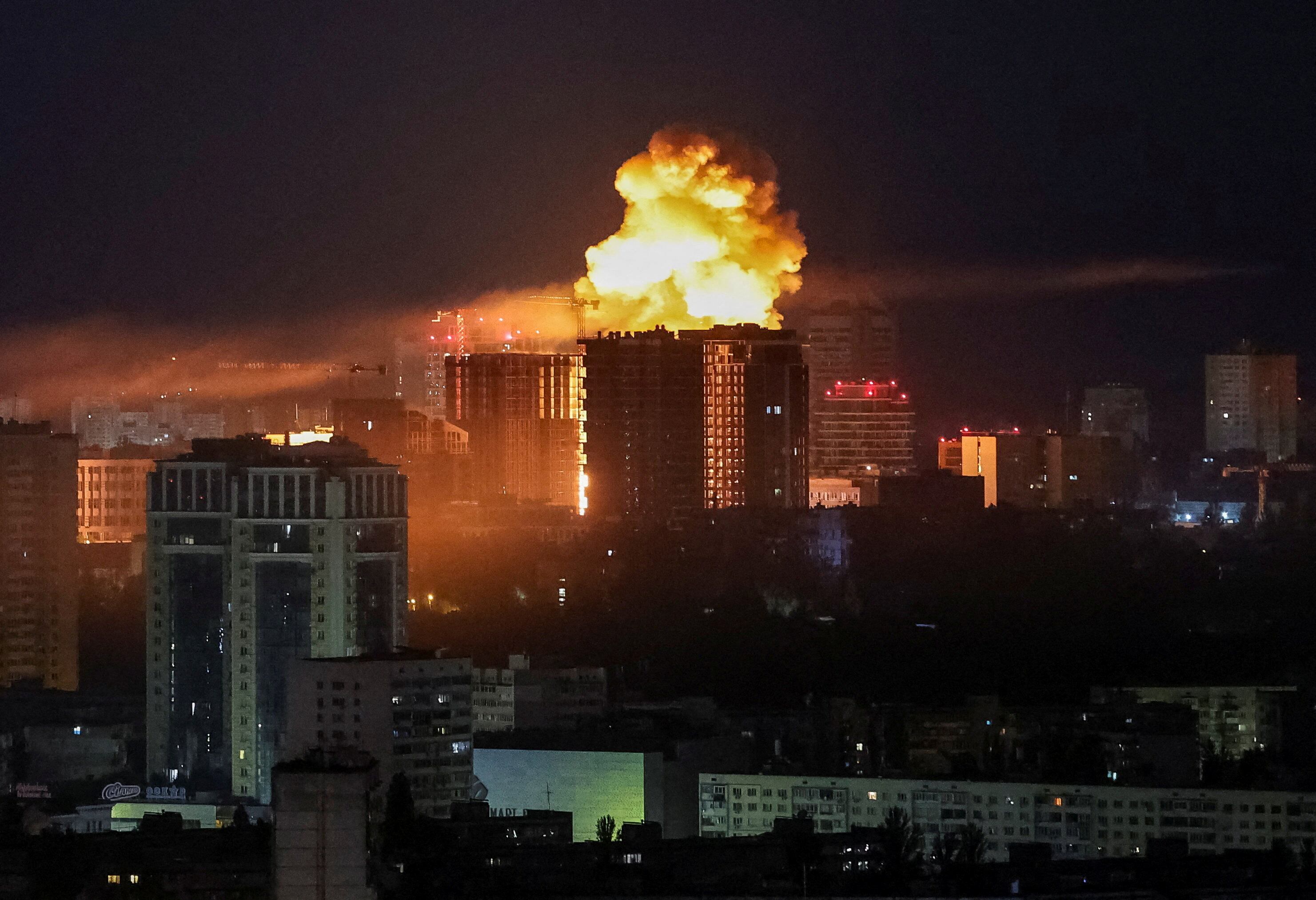 Las autoridades también informaron que un presunto impacto de misil provocó un incendio en un edificio residencial de 24 pisos en el distrito de Shevchenkivskyi (REUTERS)