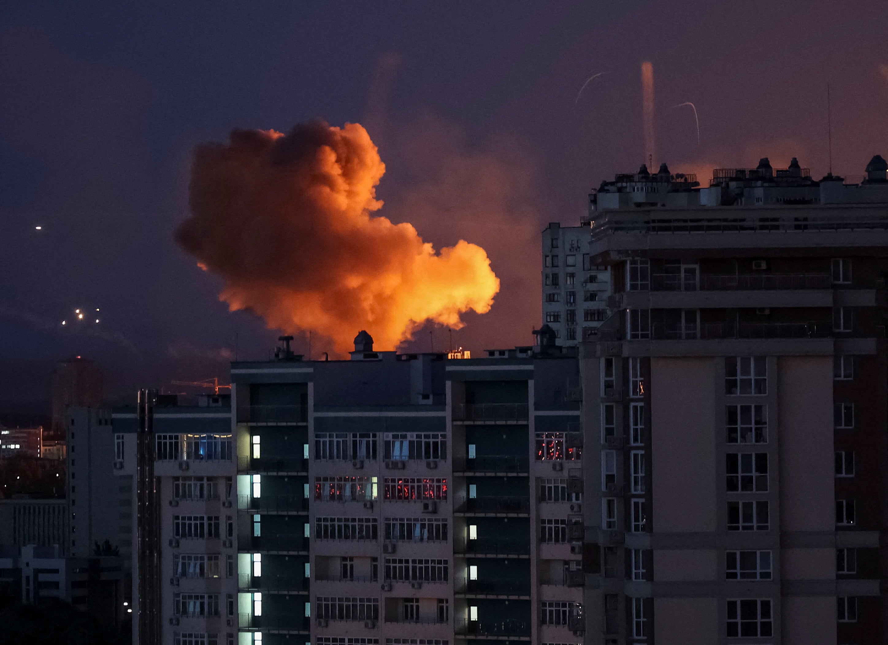 Una explosión sobre la ciudad durante un ataque con misiles y drones rusos, en el marco de la invasión de Ucrania por parte de Rusia, en Kiev (Ucrania), el 2 de junio de 2026. (REUTERS/Gleb Garanich)