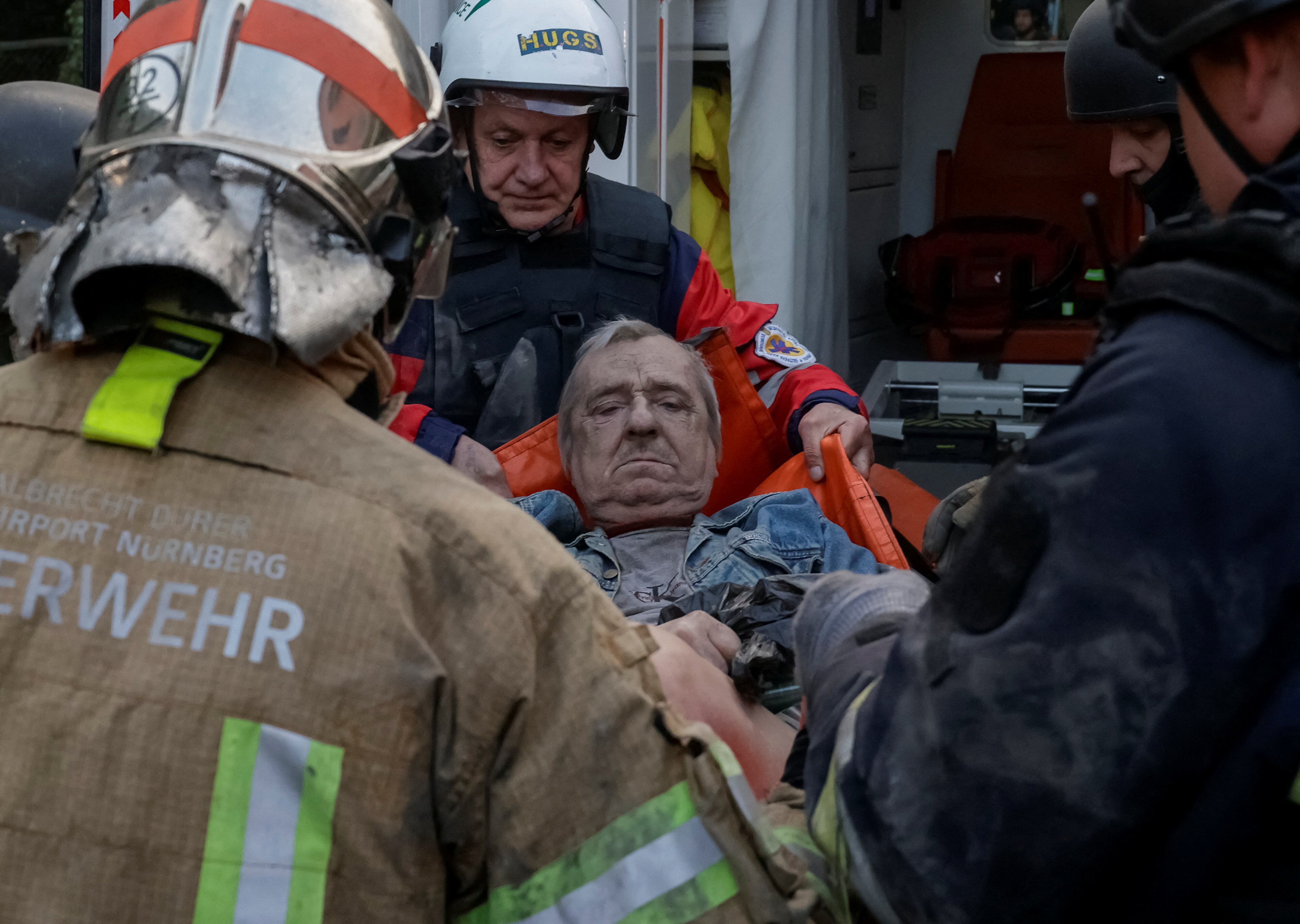 Los equipos de rescate transportan a una persona herida hallada bajo los escombros de un bloque de pisos alcanzado por un ataque aéreo ruso, en el marco de la invasión de Ucrania por parte de Rusia, en Kharkiv, el 20 de junio de 2026 (REUTERS/Sofiia Gatilova)