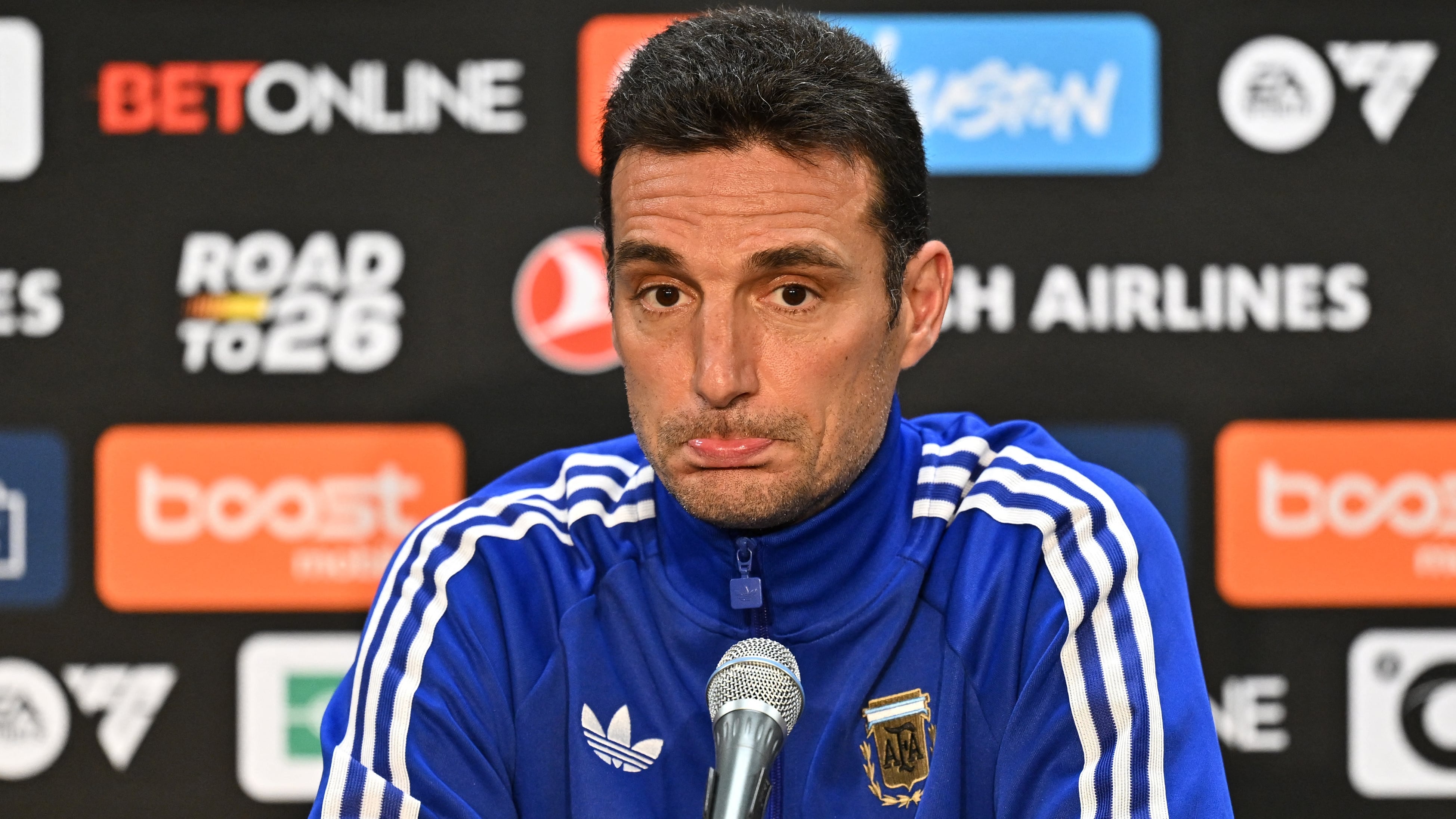 Scaloni, en la última conferencia de prensa. El cuerpo técnico afina el lápiz en Estados Unidos (Reuters/Maria Lysaker)