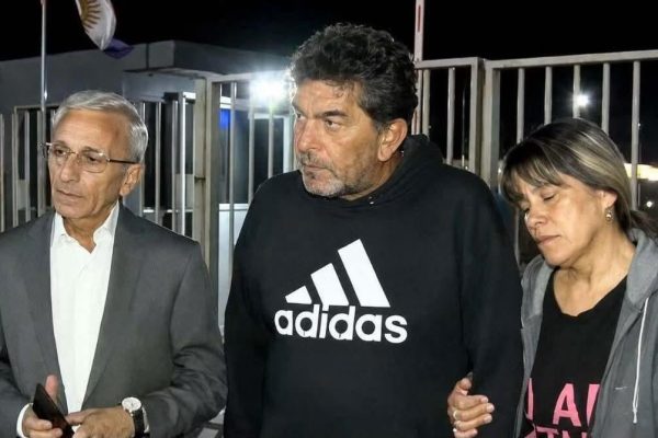 “Se ve entrar a dos personas más”: la sospecha del abuelo de Agostina Vega tras las últimas detenciones