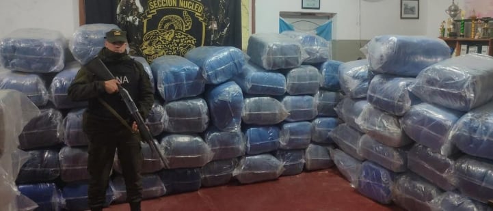 Se secuestró más de mil kilos de hojas de coca y paquetes de cigarrillos durante el operativo en el río Bermejo