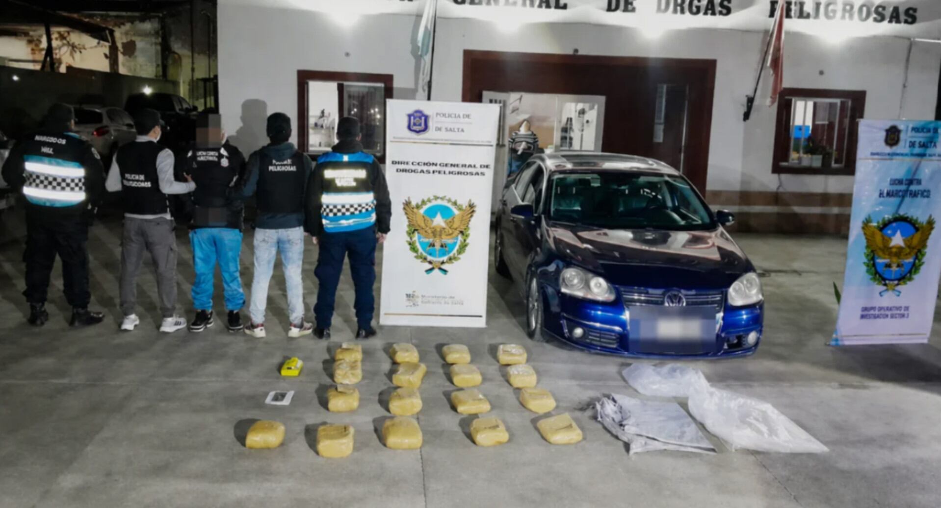Efectivos de la Policía de Salta presentan un gran cargamento de marihuana y cocaína junto a un vehículo incautado en un reciente operativo antidroga (El Tribuno)
