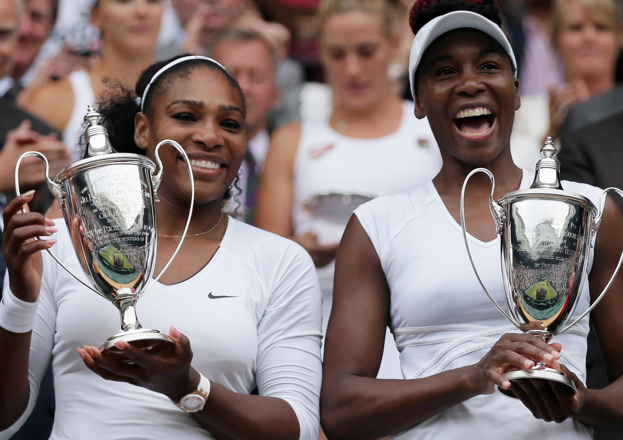 Las hermanas, referentes indiscutidas del tenis mundial, volverán a compartir el césped londinense como pareja de dobles (AP Foto/Tim Ireland, Archivo)