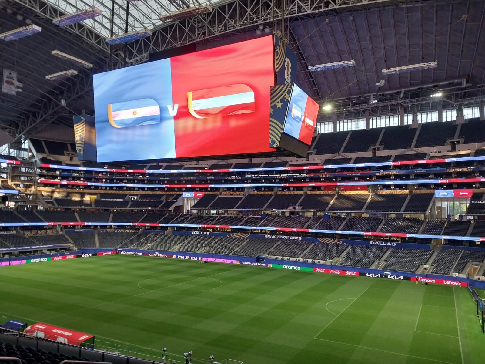 Una postal del estadio y sus impactantes pantallas