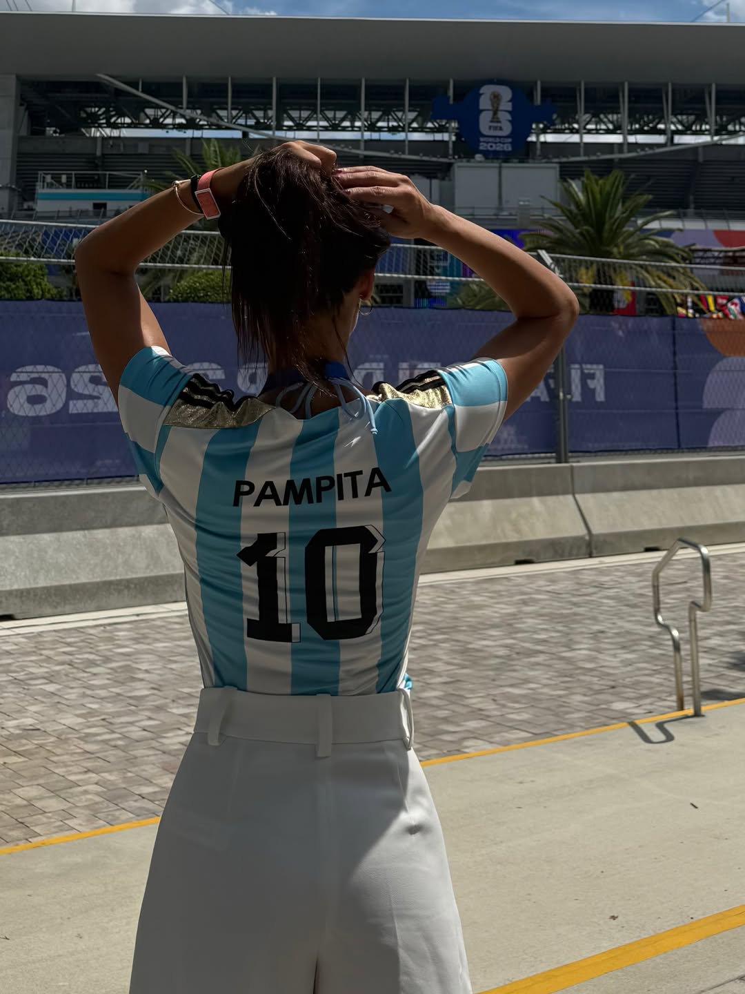Pampita en Miami, luciendo la camiseta de la Selección Argentina con el número 10 y su nombre, lista para vivir la previa del partido con el estadio de fondo y el logo del Mundial 2026. (Instagram)
