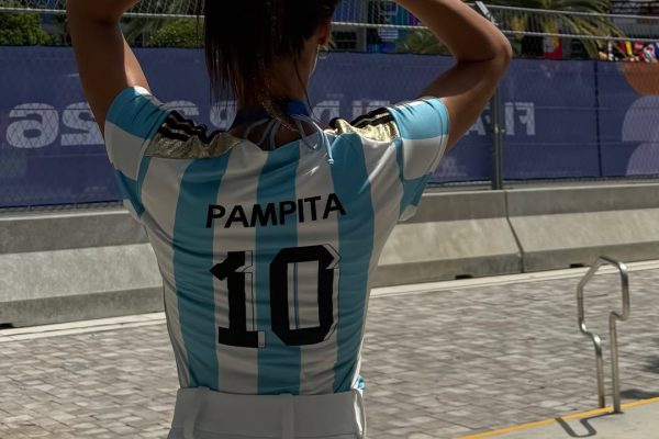 Sol, bandera y fútbol: Pampita aterrizó en Miami y encendió la previa del partido de la Selección Argentina