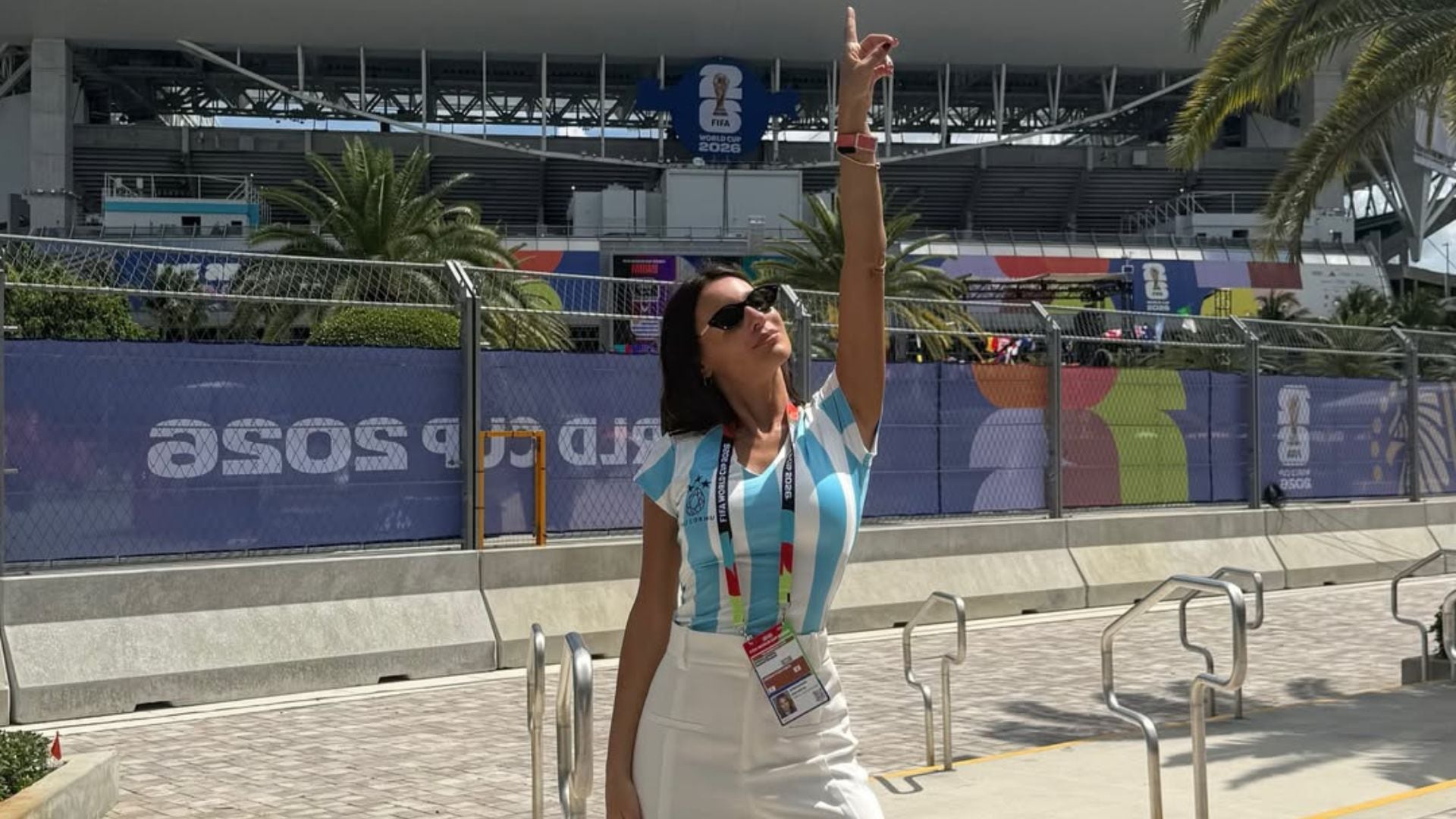 Pampita posa con entusiasmo en Miami, luciendo la camiseta argentina en la previa del partido de la Selección, con el estadio y el logo del Mundial 2026 de fondo. (Instagram)