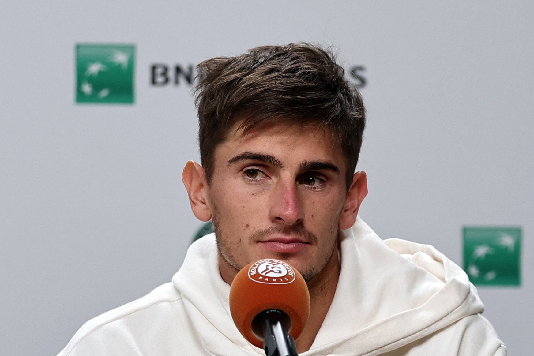 Matteo Arnaldi dio una conferencia de prensa tras la confirmación de la noticia (Fuente: REUTERS/Benoit Tessier)
