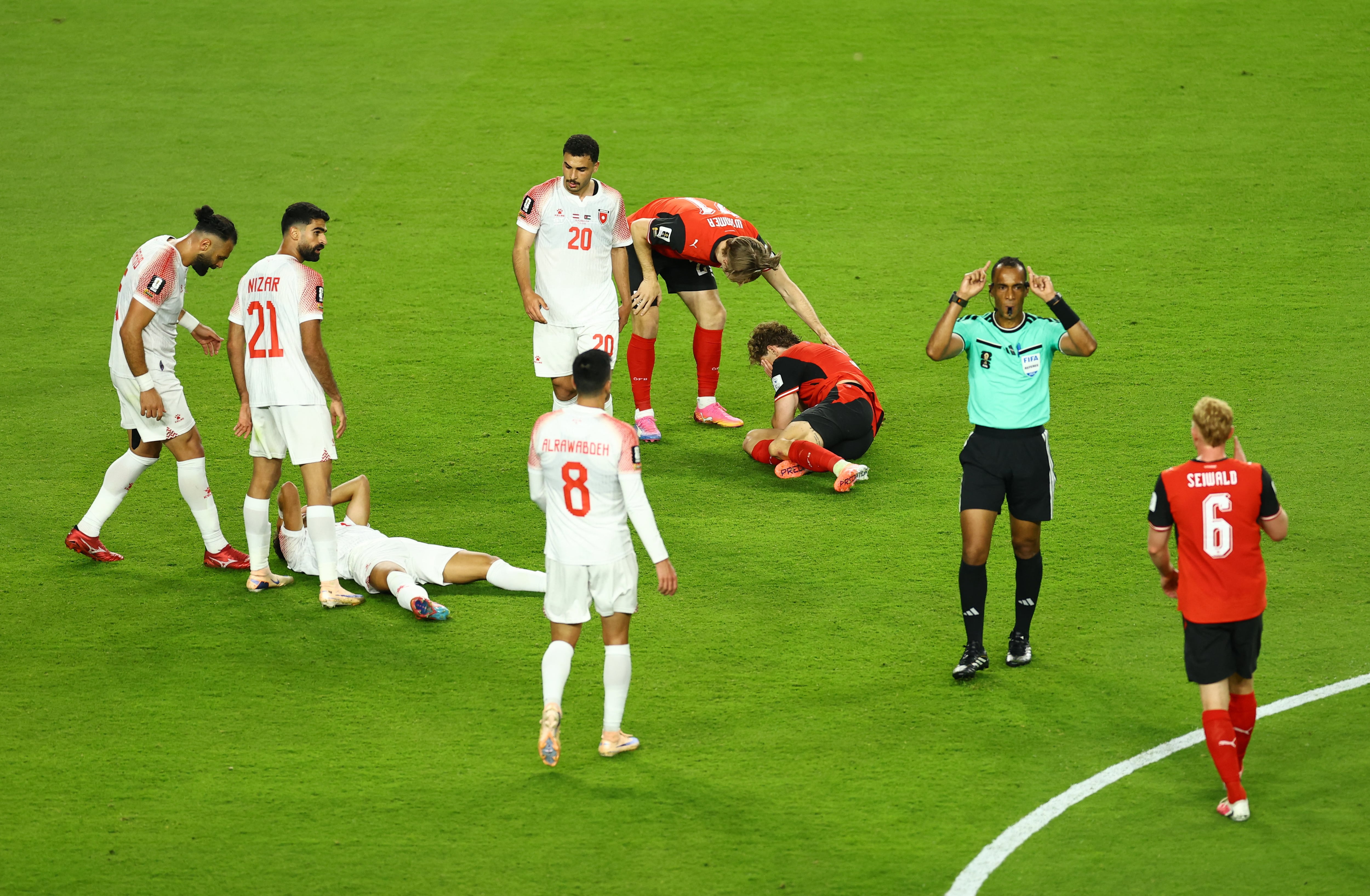 El momento en que Stefan Posch se fracutró la mandíbula (Reuters)