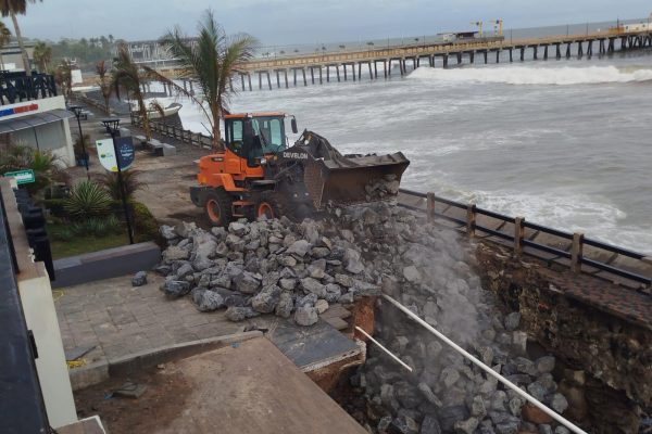 Sunset Park y el muelle turístico de La Libertad cierran tras fuerte oleaje en la costa salvadoreña