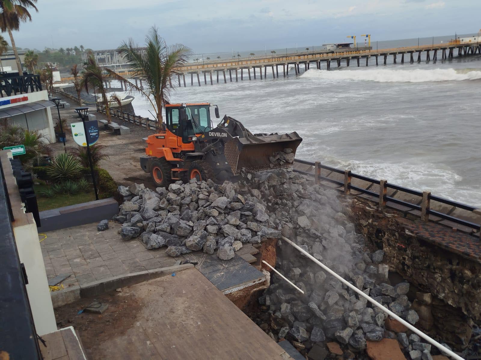 Sunset Park y el muelle turístico de La Libertad cierran tras fuerte oleaje en la costa salvadoreña