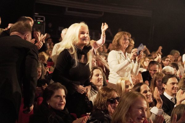 Susana Giménez fue a ver Berlín, Berlín al teatro: look total black e invitación personalizada