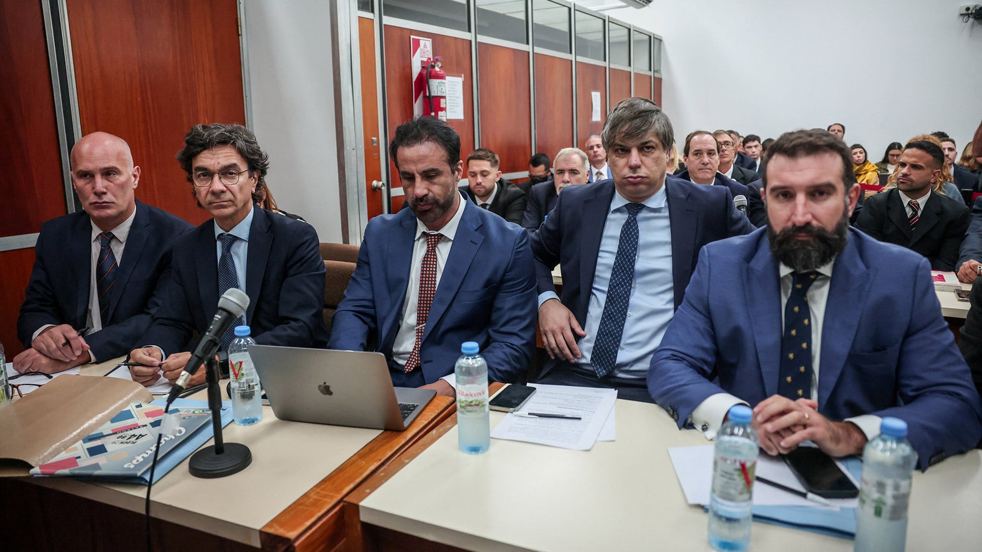 El imputado Leopoldo Luque (al centro) junto a sus abogados (REUTERS/Cristina Sille)