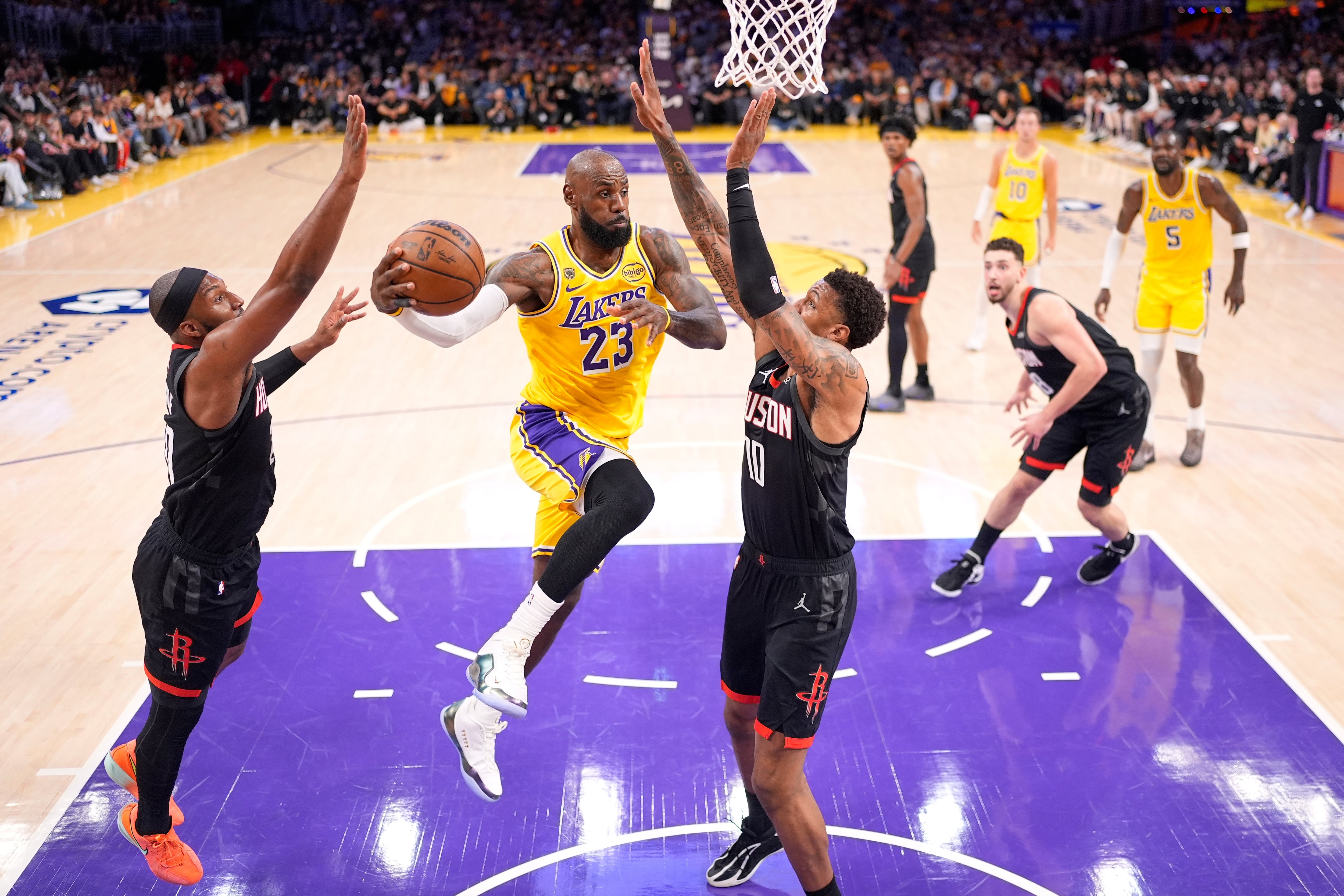 El caso de LeBron James vinculó deporte, activismo social y gestión empresarial en los atletas (AP Foto/Mark J. Terrill)