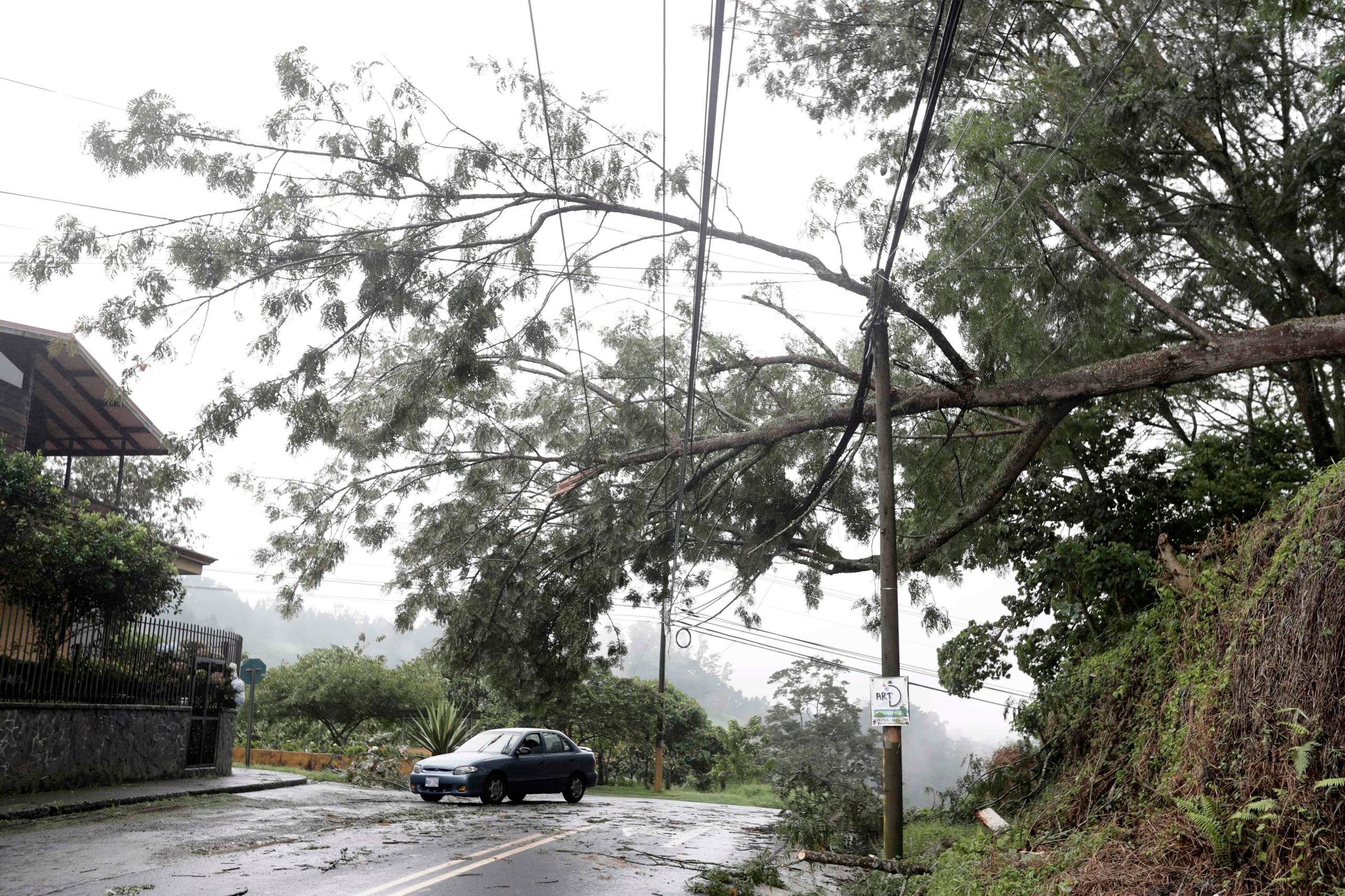 Tormenta tropical Cristina impacta la costa pacífica de Costa Rica y activa alertas en varias regiones
