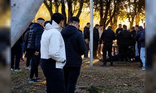 El policía recibió un piedrazo en la cabeza, se desvaneció e impactó contra un elemento filoso que, en principio, le había provocado muerte cerebral (Foto: gentileza Cadena 3)