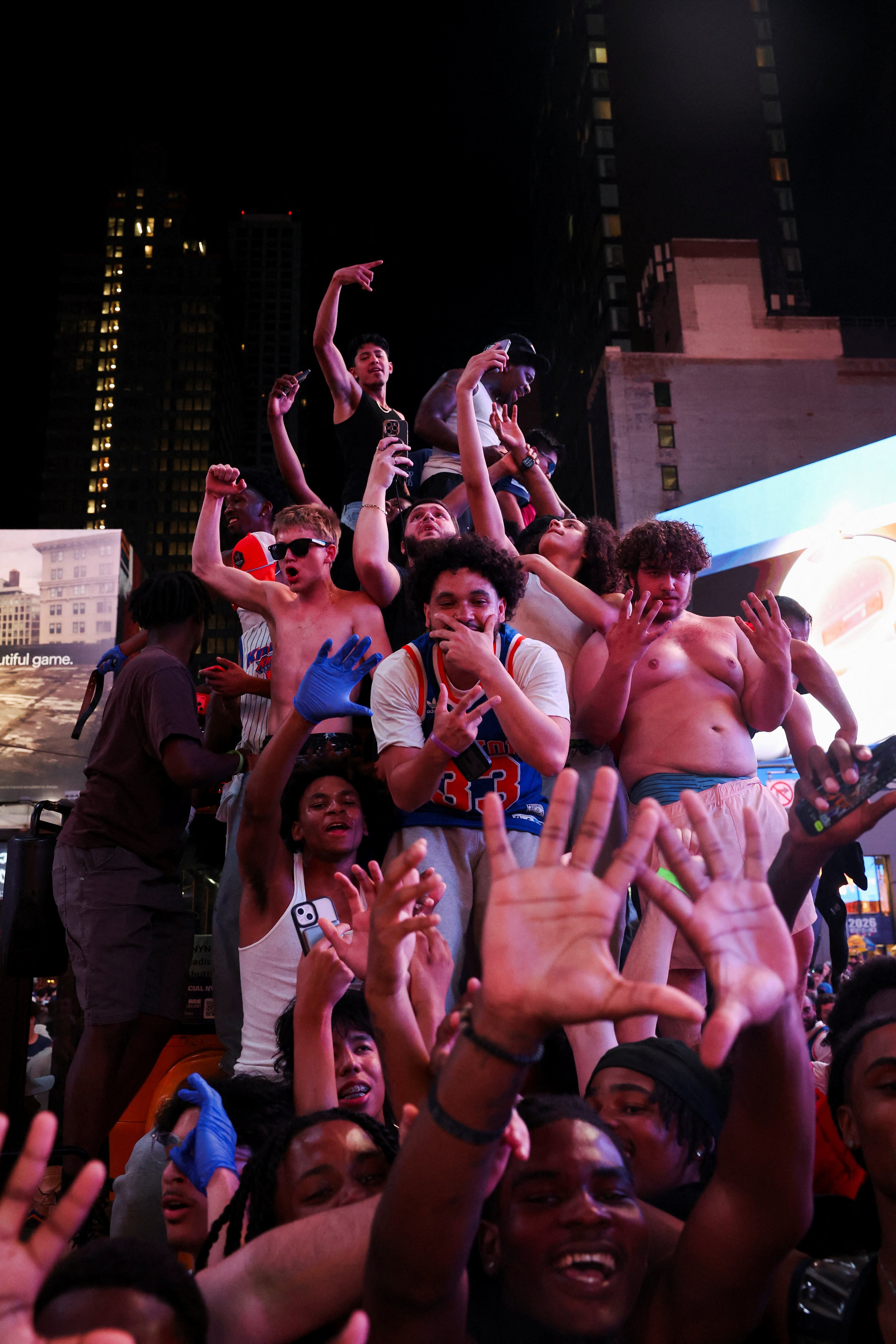 Aficionados se congregan en la calle 42 de Times Square, el día del quinto partido de las Finales de la NBA entre los New York Knicks y los San Antonio Spurs, en la ciudad de Nueva York, EE. UU., el 13 de junio de 2026 (REUTERS/Shannon Stapleton)