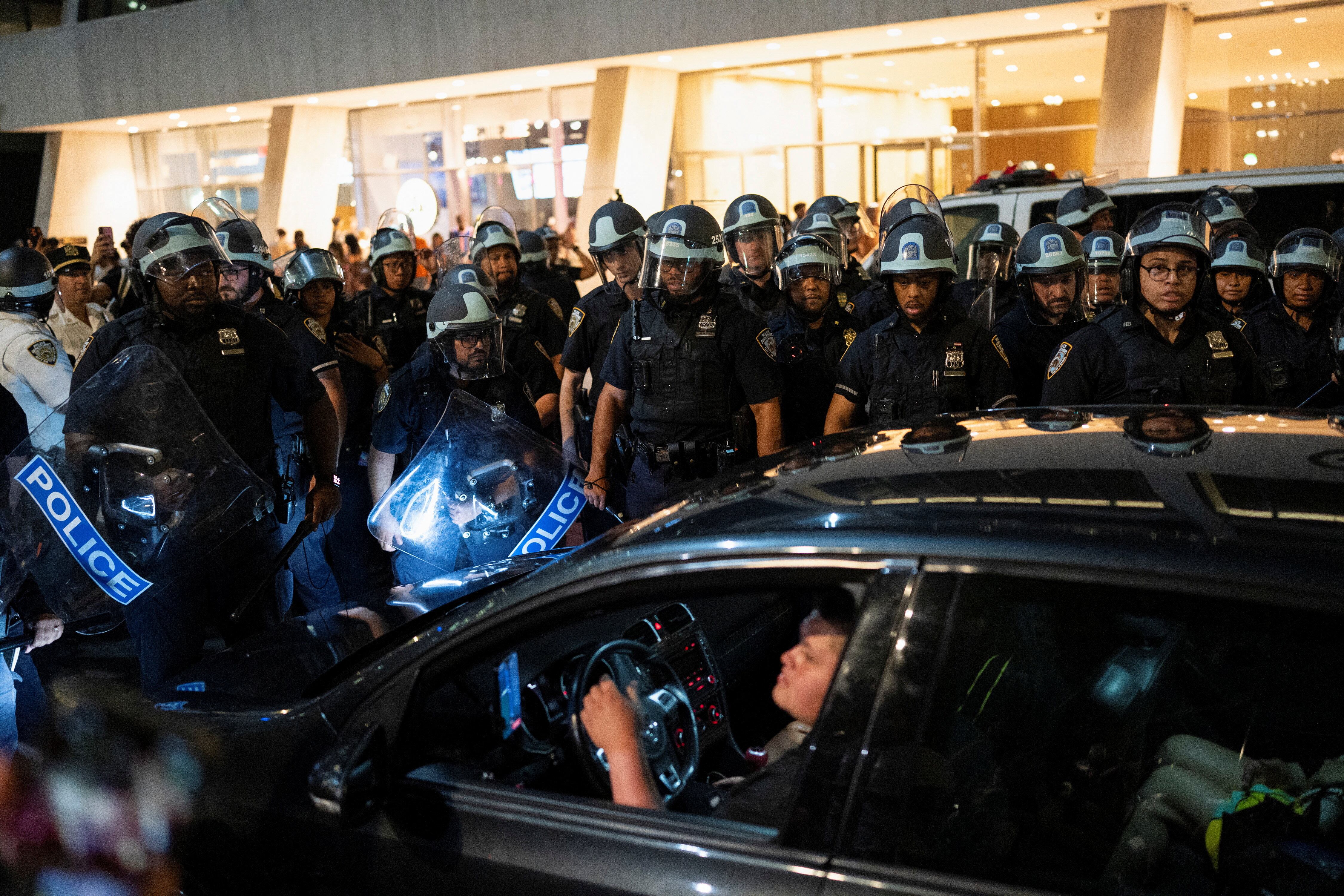 Agentes de policía se preparan para dispersar a la multitud tras la victoria de los New York Knicks sobre los San Antonio Spurs en el quinto partido de las Finales de la NBA en Bryant Park, Nueva York, EE. UU., 13 de junio de 2026 (REUTERS/Christian Monterrosa)