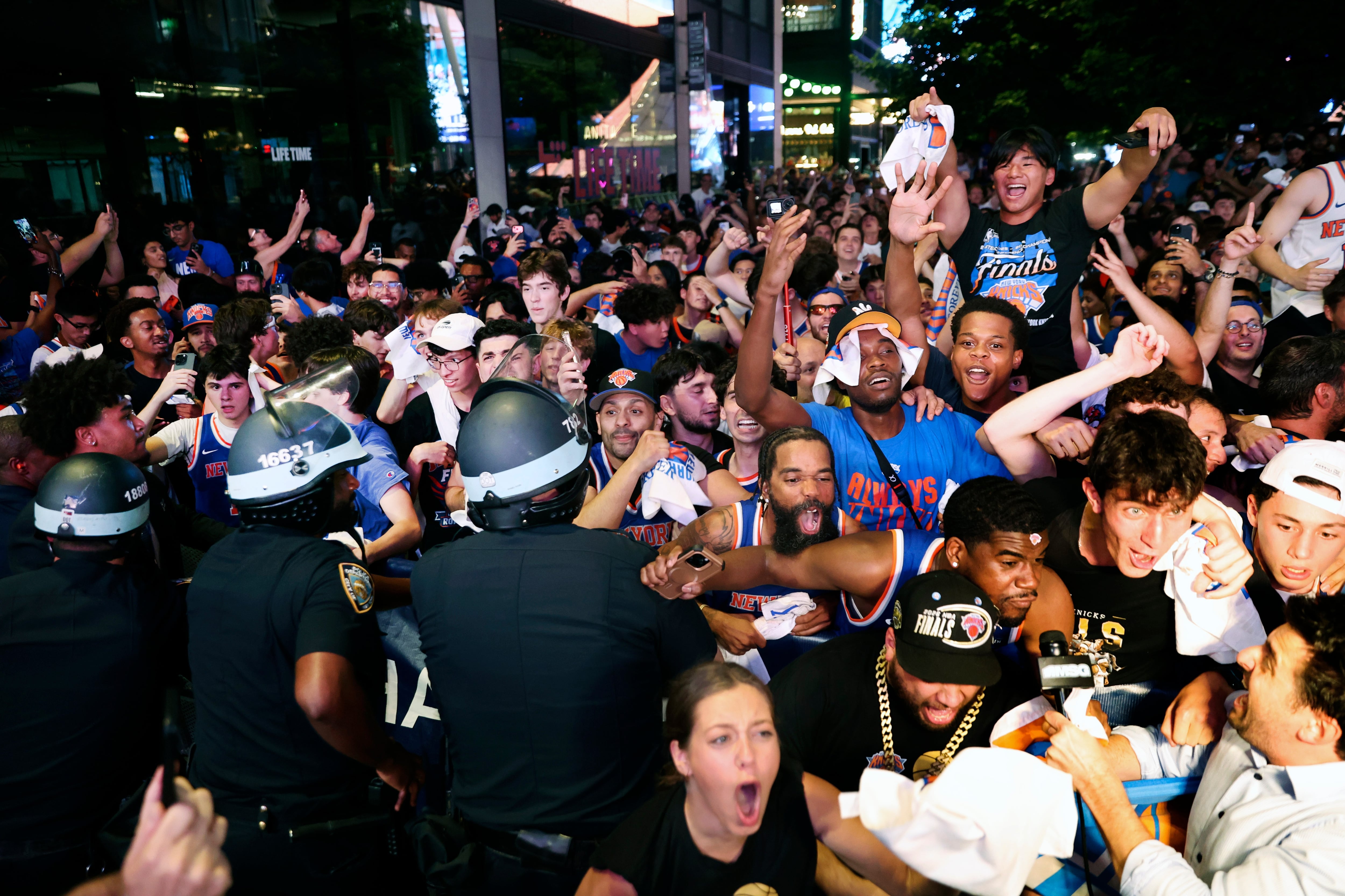 Los aficionados de los New York Knicks celebran su victoria tras una reunión para ver el quinto partido de las Finales de la NBA contra los San Antonio Spurs, el sábado 13 de junio de 2026, en Nueva York (AP/Heather Khalifa)