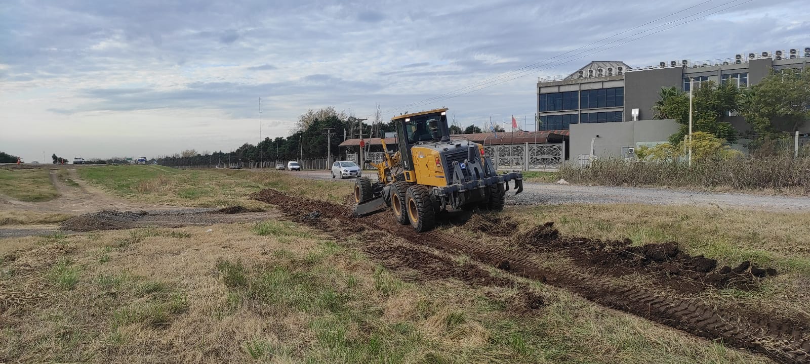Las máquinas estuvieron trabajando durante este jueves para romper los caminos ilegales