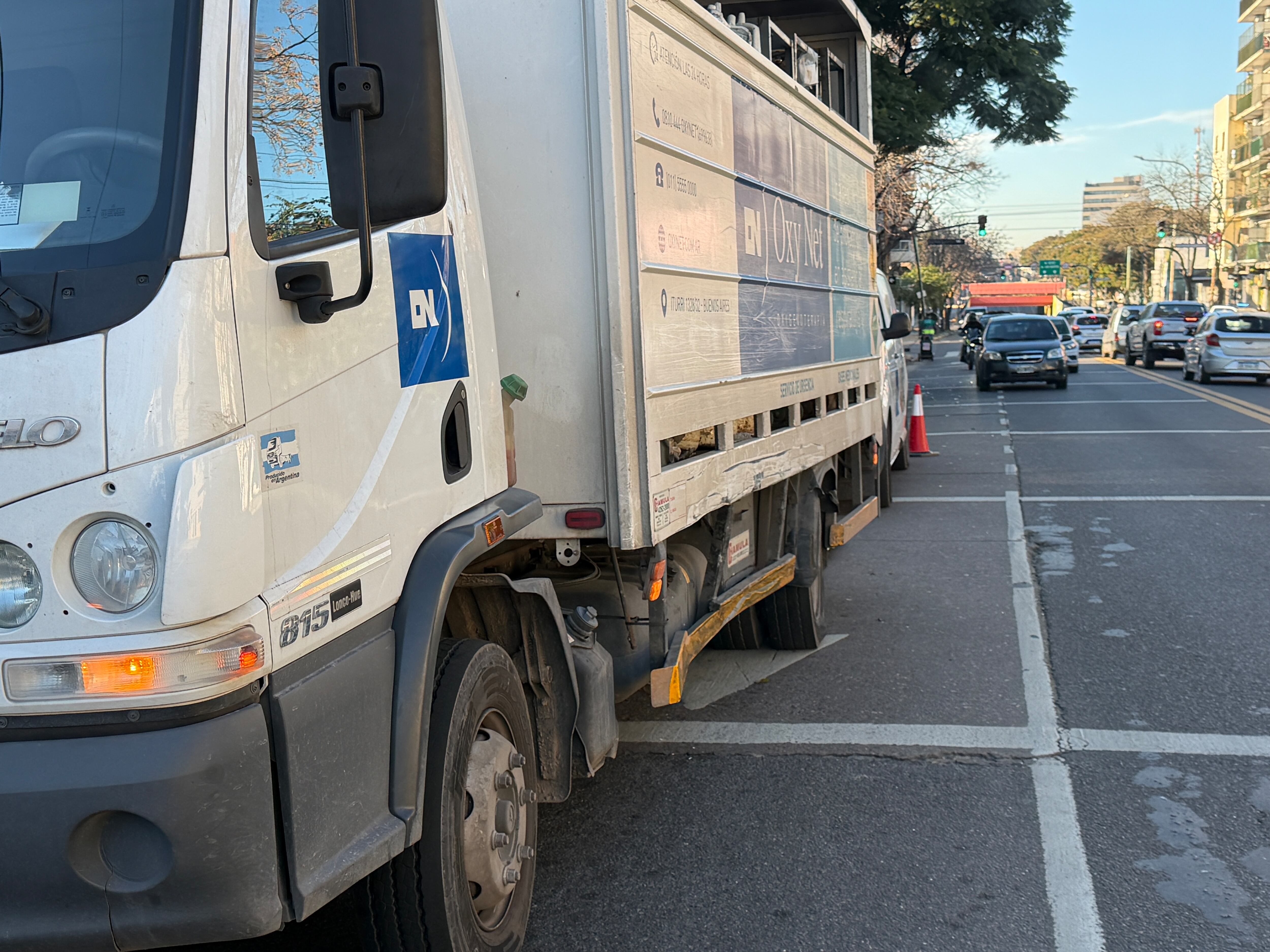 Una camioneta fue impactada por un camión que transportaba tubos de oxigenoterapia (Infobae Motocam)