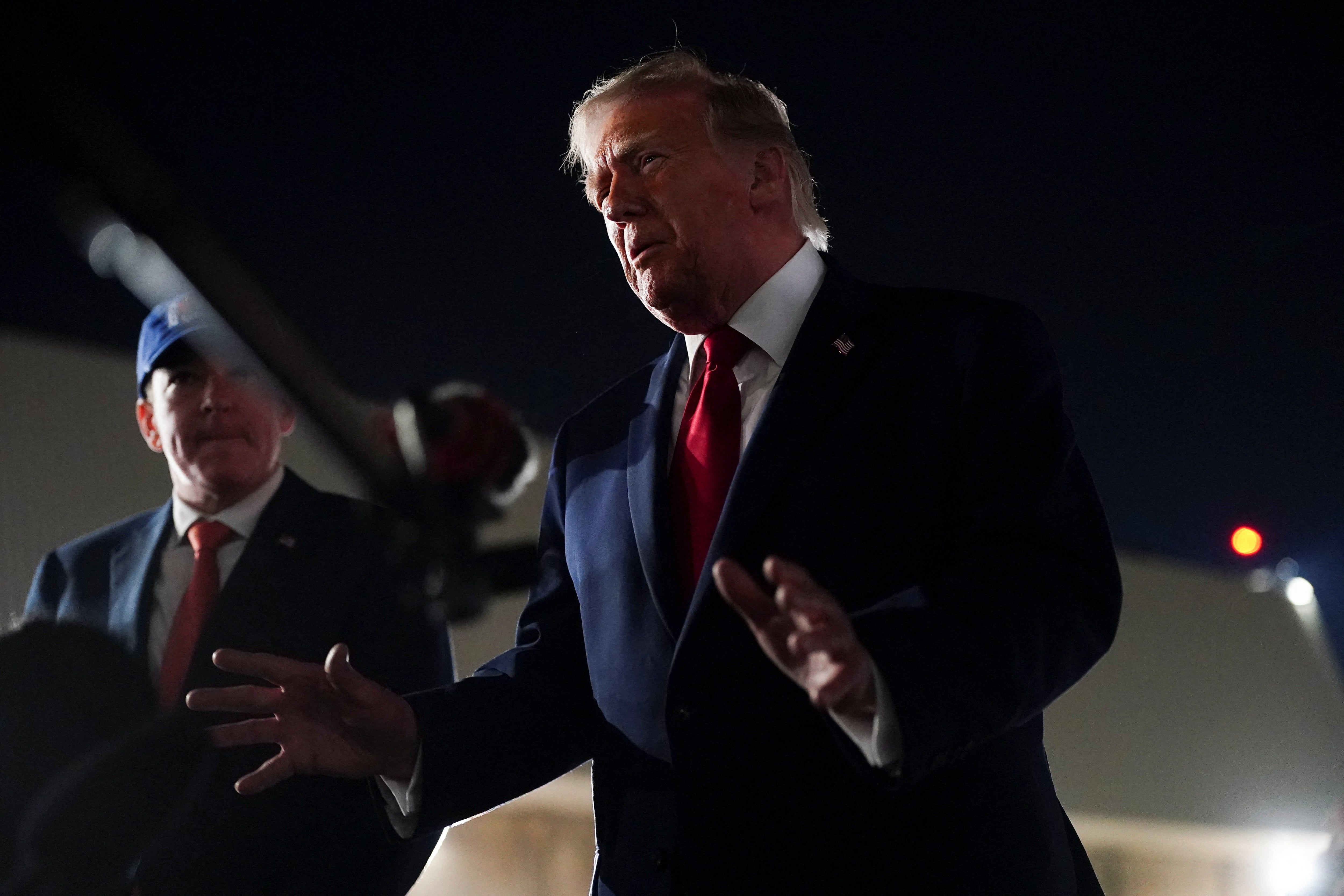 El presidente de Estados Unidos, Donald Trump, habla con los medios de comunicación tras asistir al tercer partido de las finales de la NBA, en el Aeropuerto Internacional John F. Kennedy de Nueva York, EEUU (REUTERS/Nathan Howard)