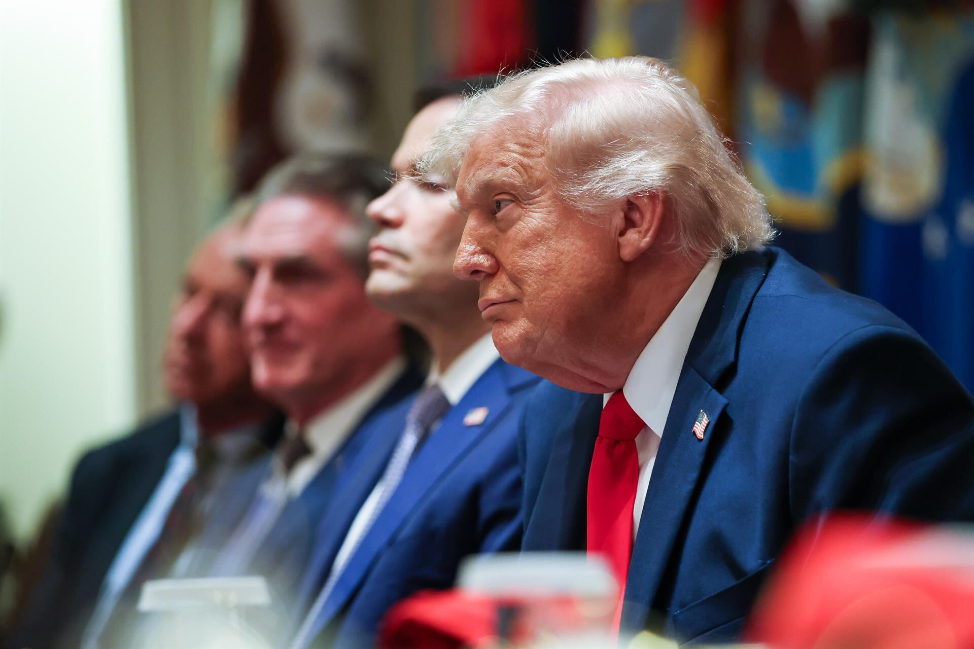 Trump ordenó la reapertura del estrecho de Ormuz y el levantamiento del bloqueo naval tras el acuerdo con Irán
